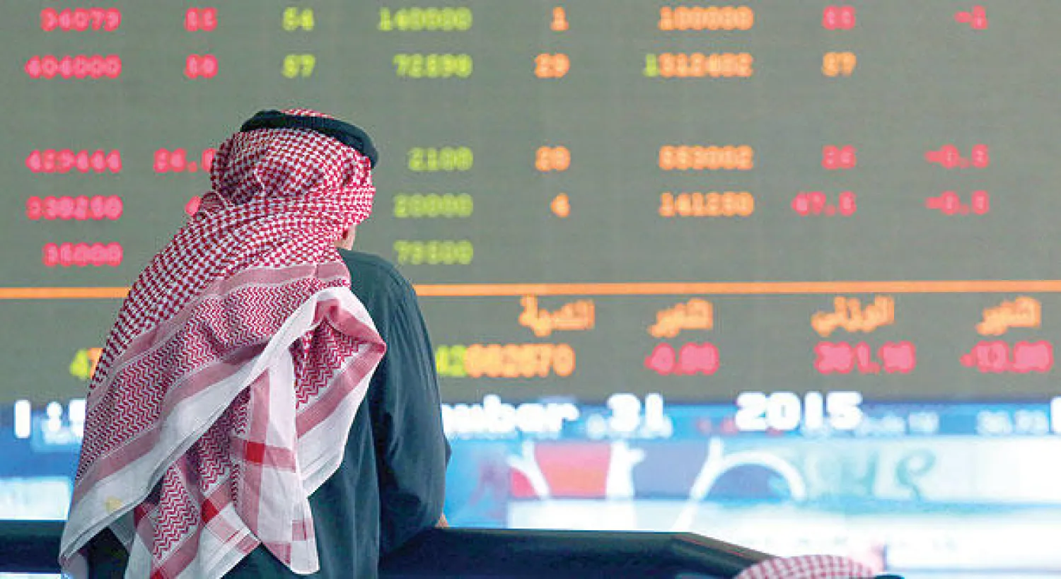 متعامل يتابع مؤشرات السوق في بورصة الكويت (أ.ف.ب)