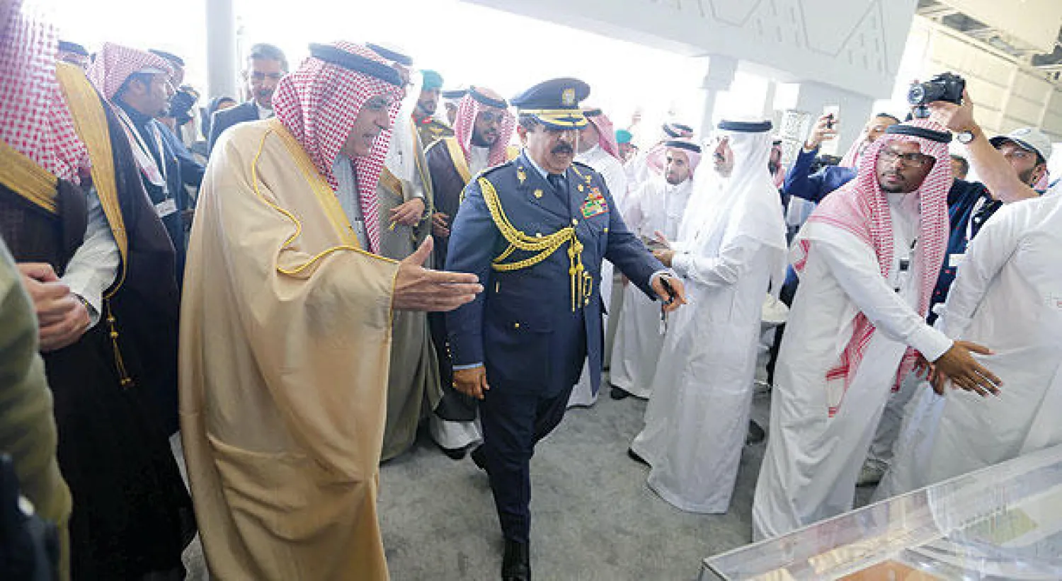 الملك حمد بن عيسى آل خليفة، ملك البحرين، لدى وصوله إلى جناح الهيئة السعودية العامة للطيران المدني، الشريك الاستراتيجي لمعرض البحرين الدولي للطيران ({الشرق الأوسط})
