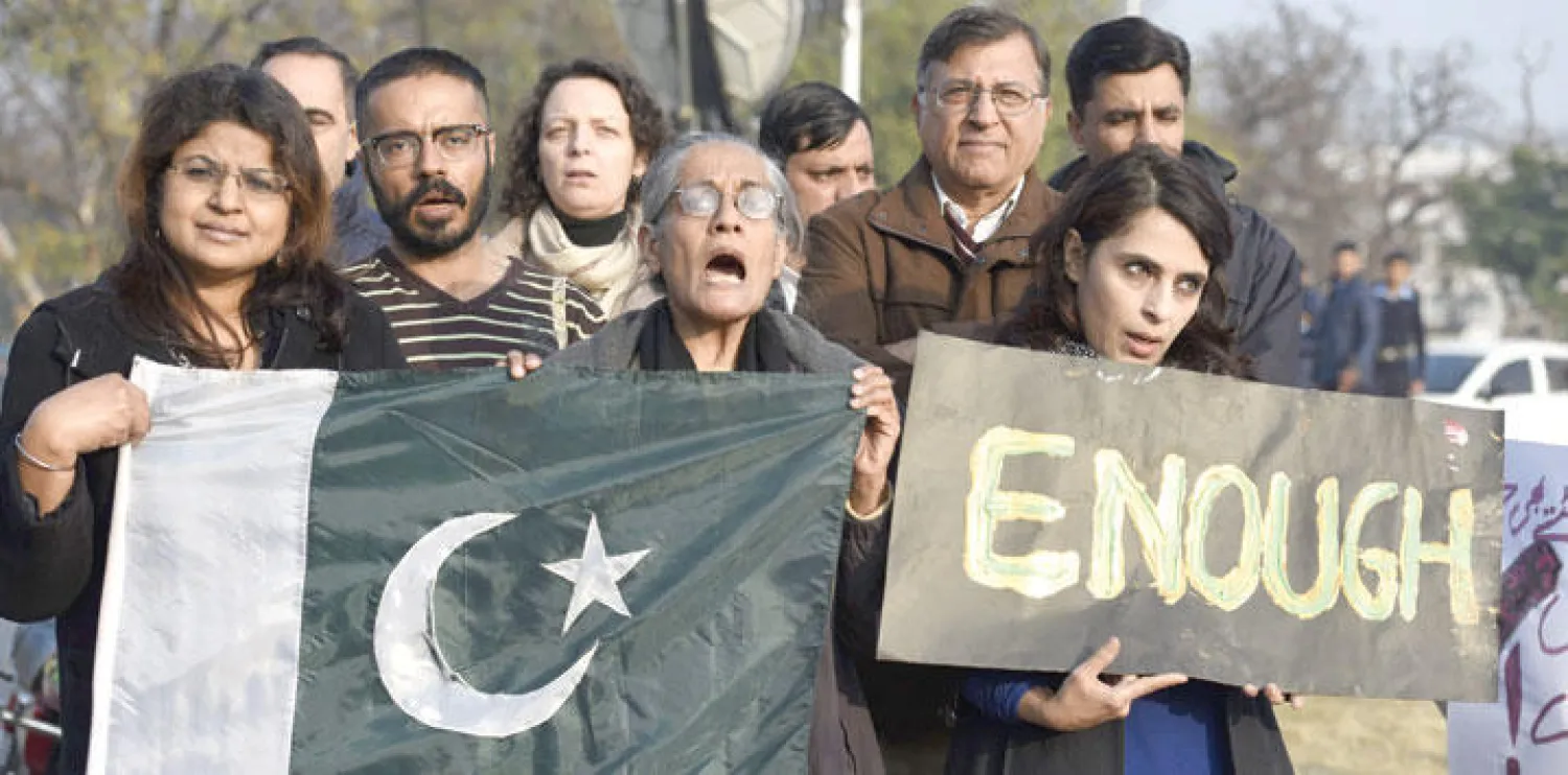 متظاهرون في  إسلام آباد احتجاجا على حادث جامعة باشا خان وحدادا على أرواح الضحايا الذين سقطوا في هذا الحادث (إ.ب.أ)