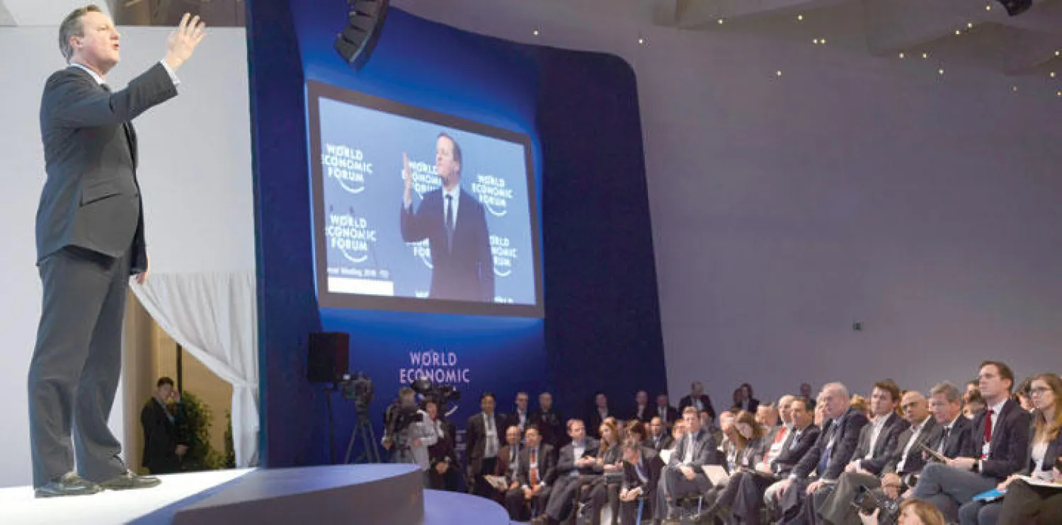 رئيس الوزراء البريطاني ديفيد كاميرون خلال حديثه في المنتدى الاقتصادي العالمي بمنتجع دافوس بسويسرا أمس (إ.ب.أ)