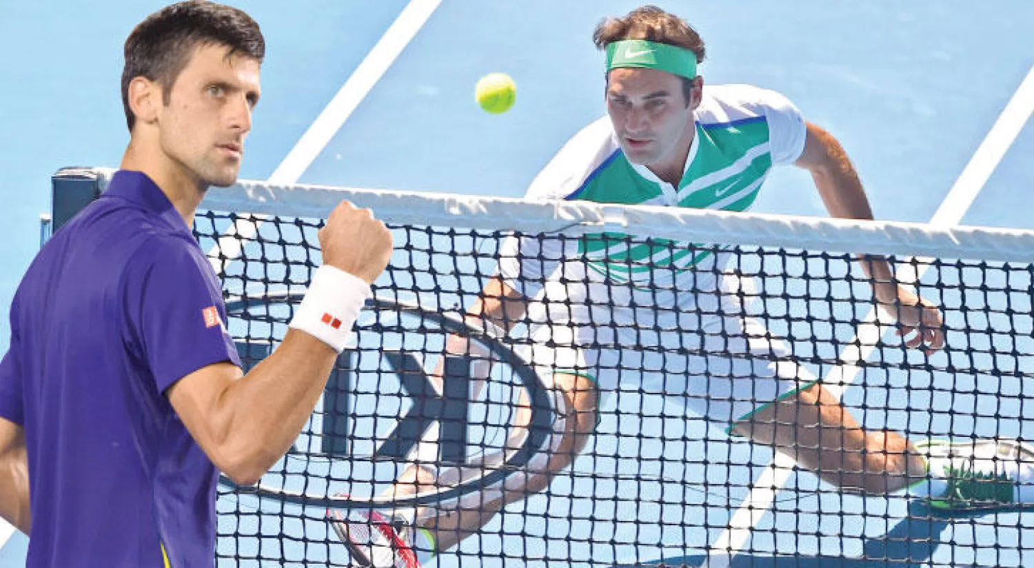ديوكوفيتش يعرب عن فرحته بتجاوز الفرنسي هاليس (أ.ف.ب) - فيدرر يستعرض مهاراته بكرة قصيرة قرب الشبكة أمام الأوكراني دولغوبولوف (أ.ف.ب)