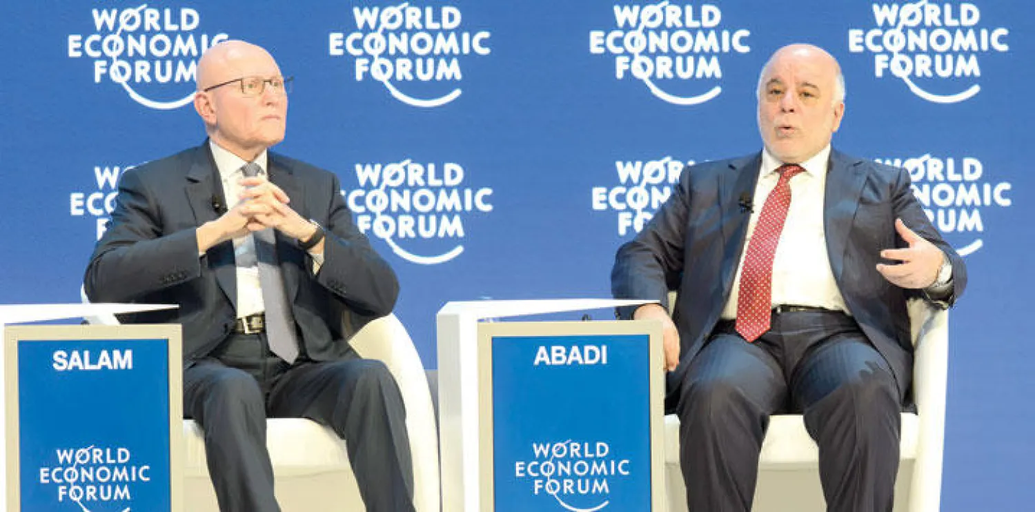 رئيس الوزراء اللبناني تمام سلام وإلى يمينه نظيره العراقي حيدر العبادي أثناء إحدى ندوات المنتدى الاقتصادي في دافوس السويسرية أمس (إ.ب.أ)