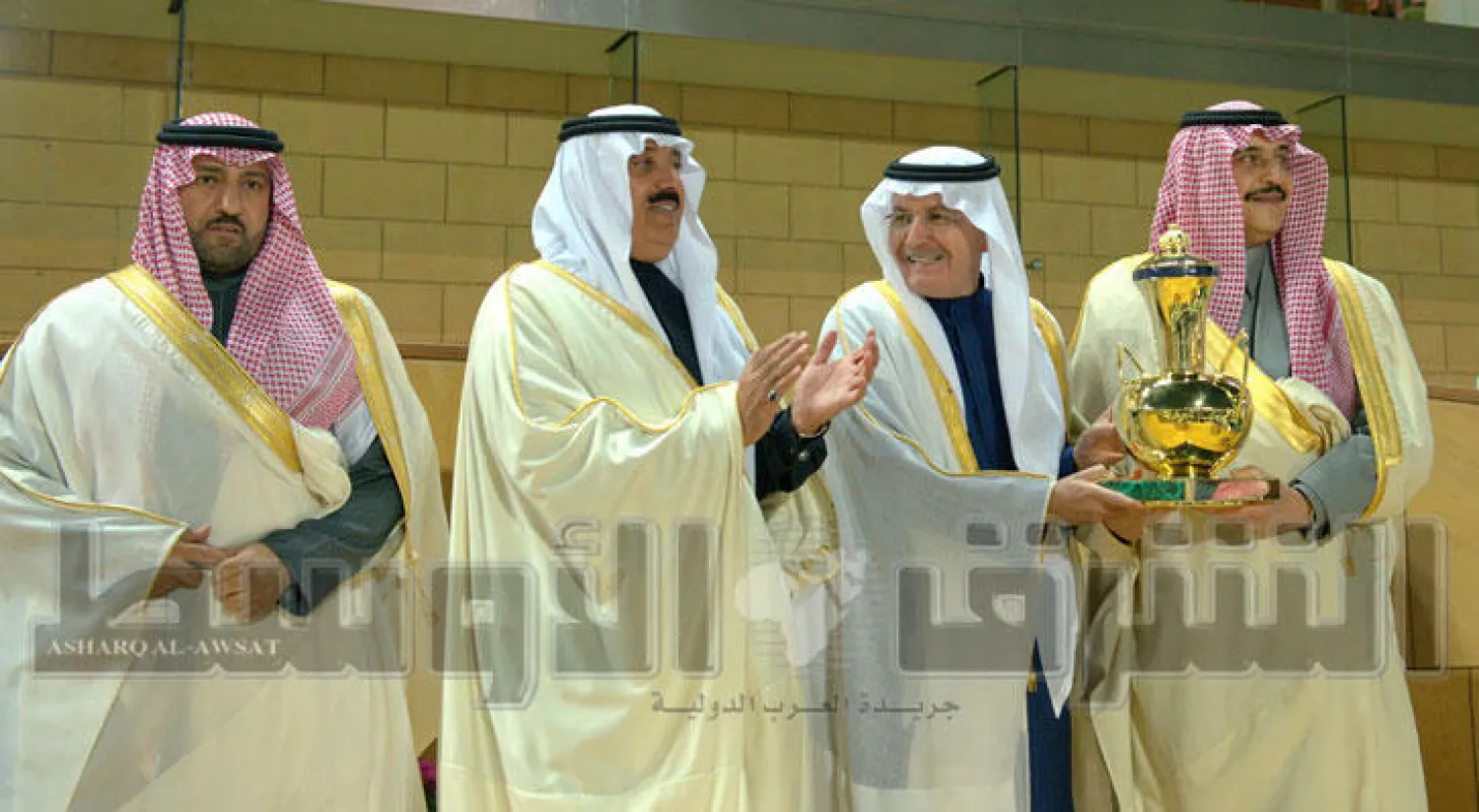 لأمير محمد بن فهد بن عبد العزيز خلال تتويجه أبناء الملك عبد الله بن عبد العزيز بكأس خادم الحرمين الشريفين الملك فهد بن عبد العزيز رحمه الله( تصوير : بشير منصور ) 