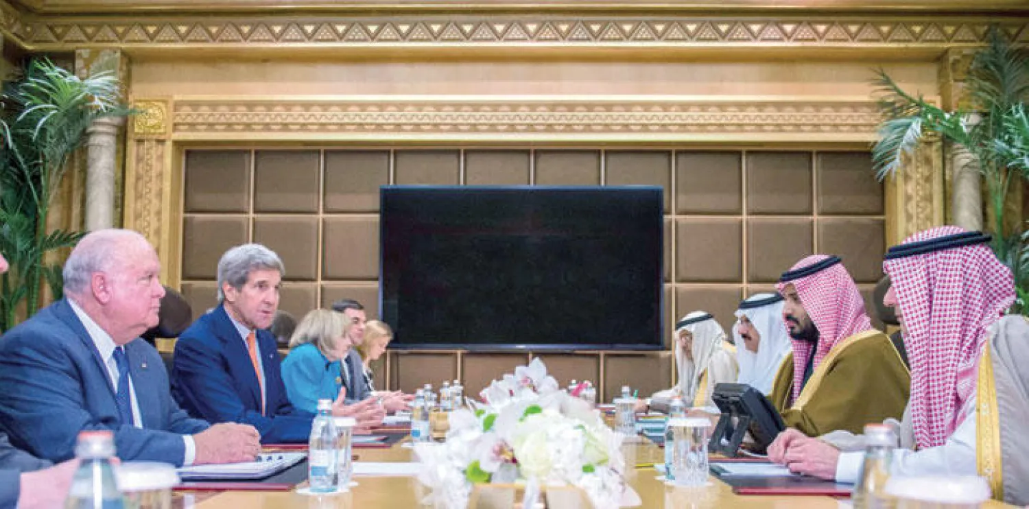 جانب من الاجتماع الذي عقده ولي ولي العهد السعودي مع وزير الخارجية الأميركي بحضور المسؤولين من الجانبين أمس (واس)