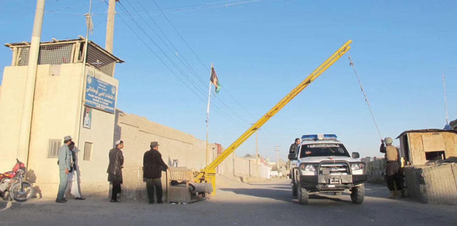 إجراءات أمنية مشددة في مدخل مقر شرطة ولاية ننجرهار بعد تفجير عبوة ناسفة في مكاتب مركز مكافحة المخدرات التابع للولاية وسط تصاعد في أعمال العنف من قبل عناصر طالبان (إ.ب.أ)