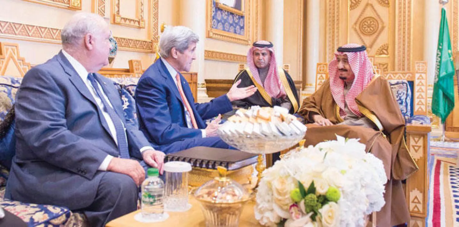 خادم الحرمين الشريفين لدى استقباله وزير الخارجية الأميركي جون كيري أمس (واس)