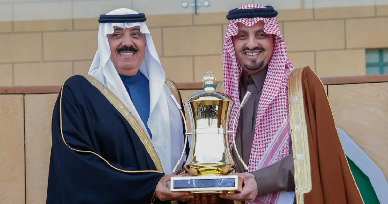  الأمير فيصل بن خالد يسلم الأمير متعب بن عبد الله كأس الملك خالد يرحمه الله ( تصوير : بشير صالح )