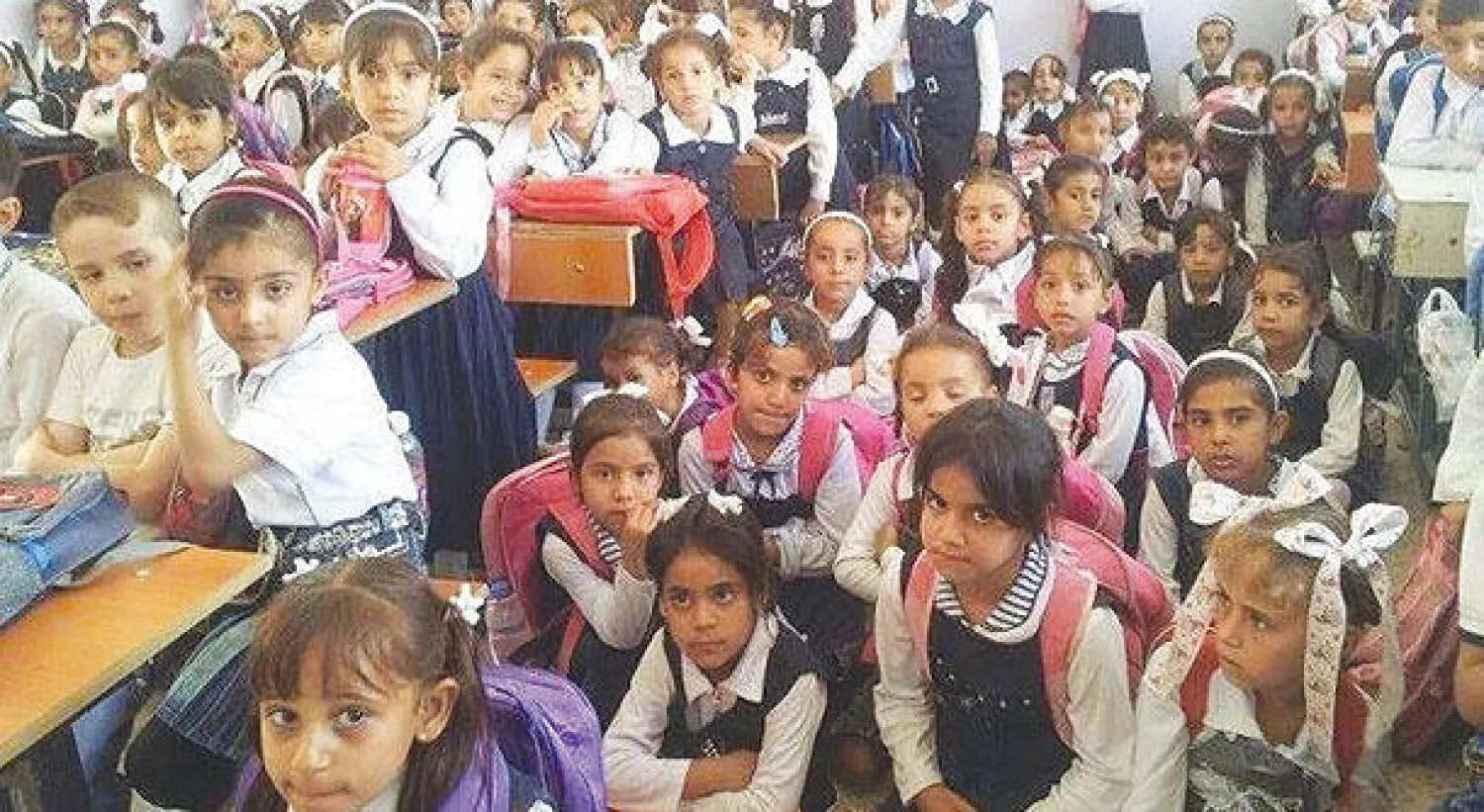 مجموعة من طلاب المدارس في العراق.. حيث الفصول المكدسة وبعضها بلا مقاعد
