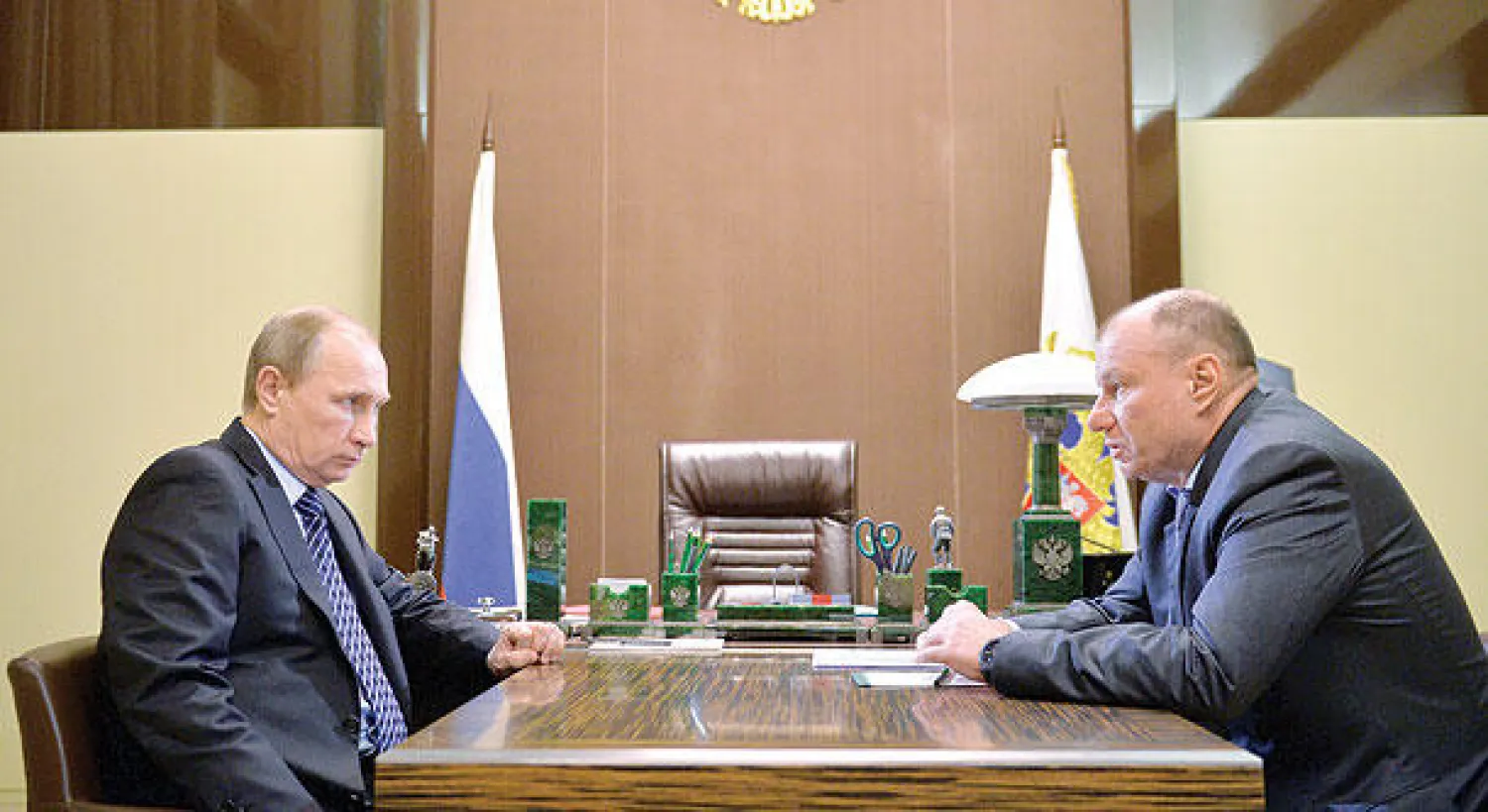 الرئيس الروسي فلاديمير بوتين خلال لقاء سابق مع المستثمر الروسي فلاديمير بوتانين في بلدة سوشي الروسية (أ.ب)