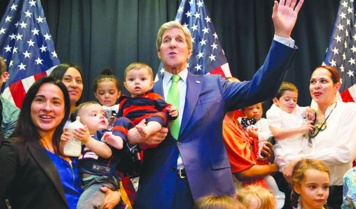 وزير الخارجية الأميركي جون كيري يحيي موظفي السفارة الأميركية في الرياض أثناء زيارته لها أمس (أ.ف.ب)