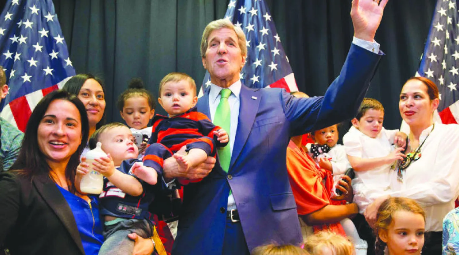 وزير الخارجية الأميركي جون كيري يحيي موظفي السفارة الأميركية في الرياض أثناء زيارته لها أمس (أ.ف.ب)