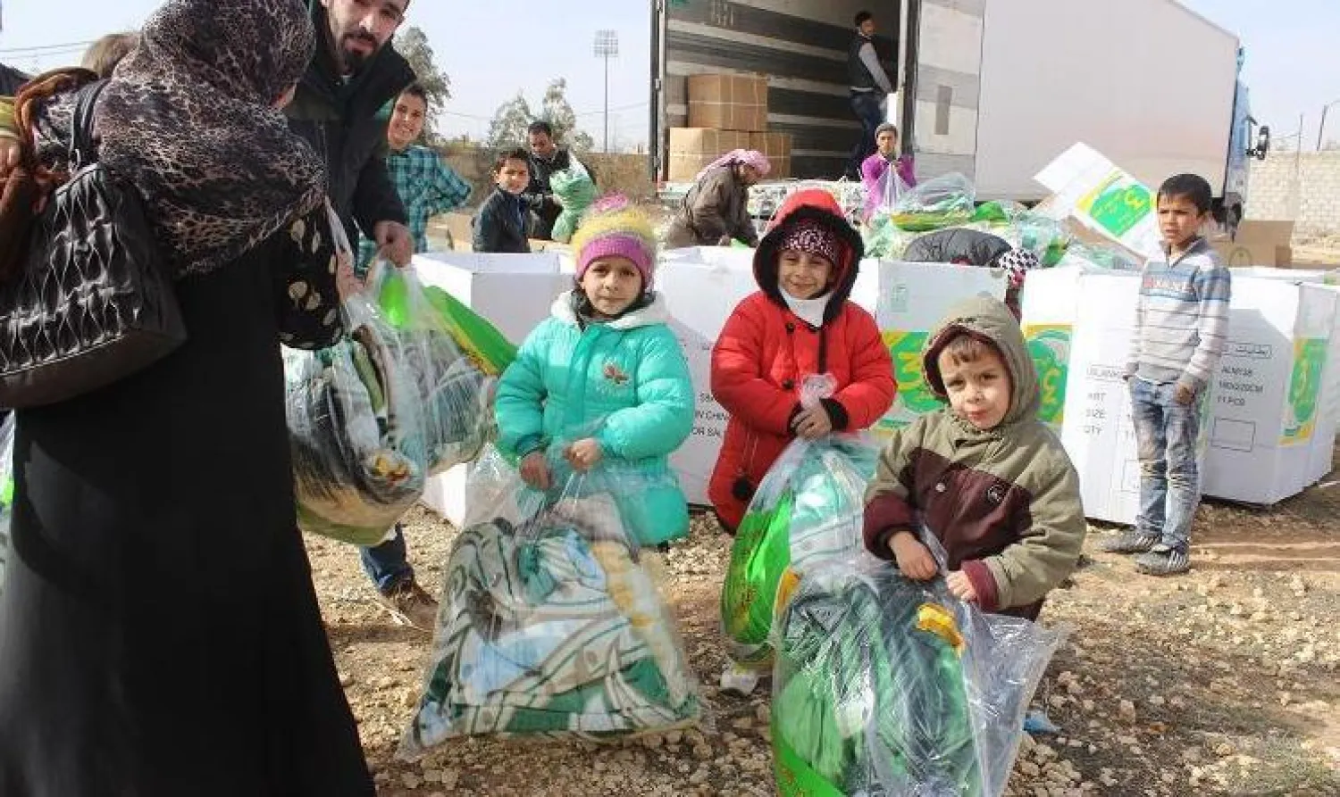 الحملة السعودية توزع المستلزمات والملابس الشتوية على اللاجئين السوريين بمحافظة المفرق الأردنية (واس)