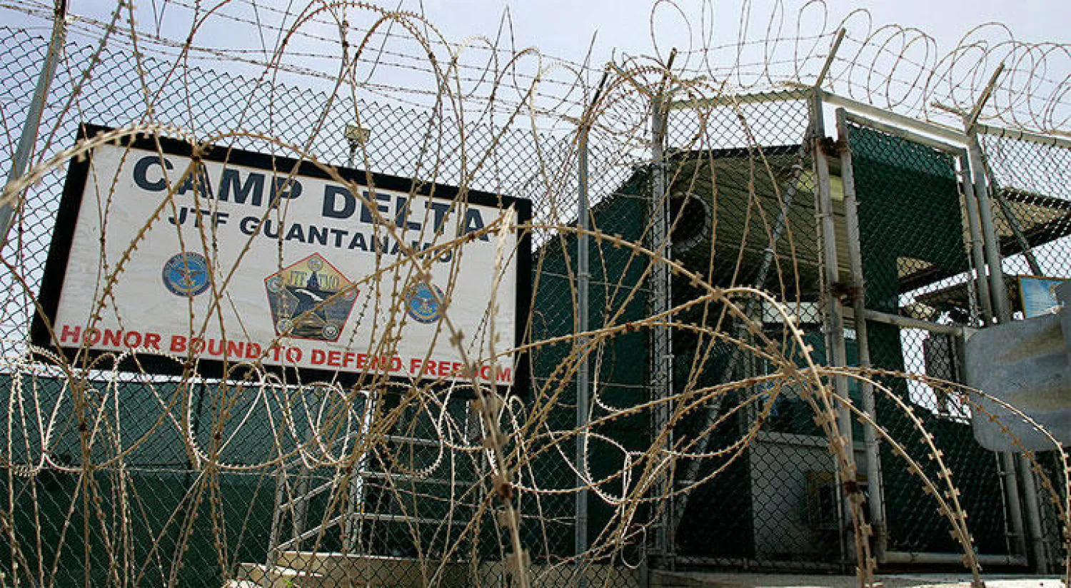 صحيفة بريطانية: ضابط سابق بـ«أم.أي 5» لديه أدلة تثبت علم الجهاز بتعذيب سجناء بغوانتانامو