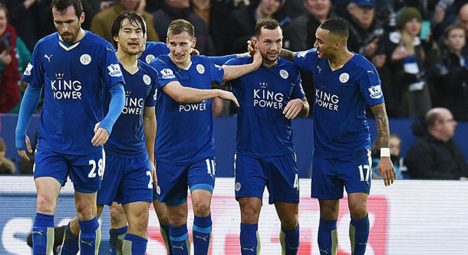 لاعبو ليستر سيتي المتألقون عادوا لينتزعوا الصدارة مجددا (رويترز)