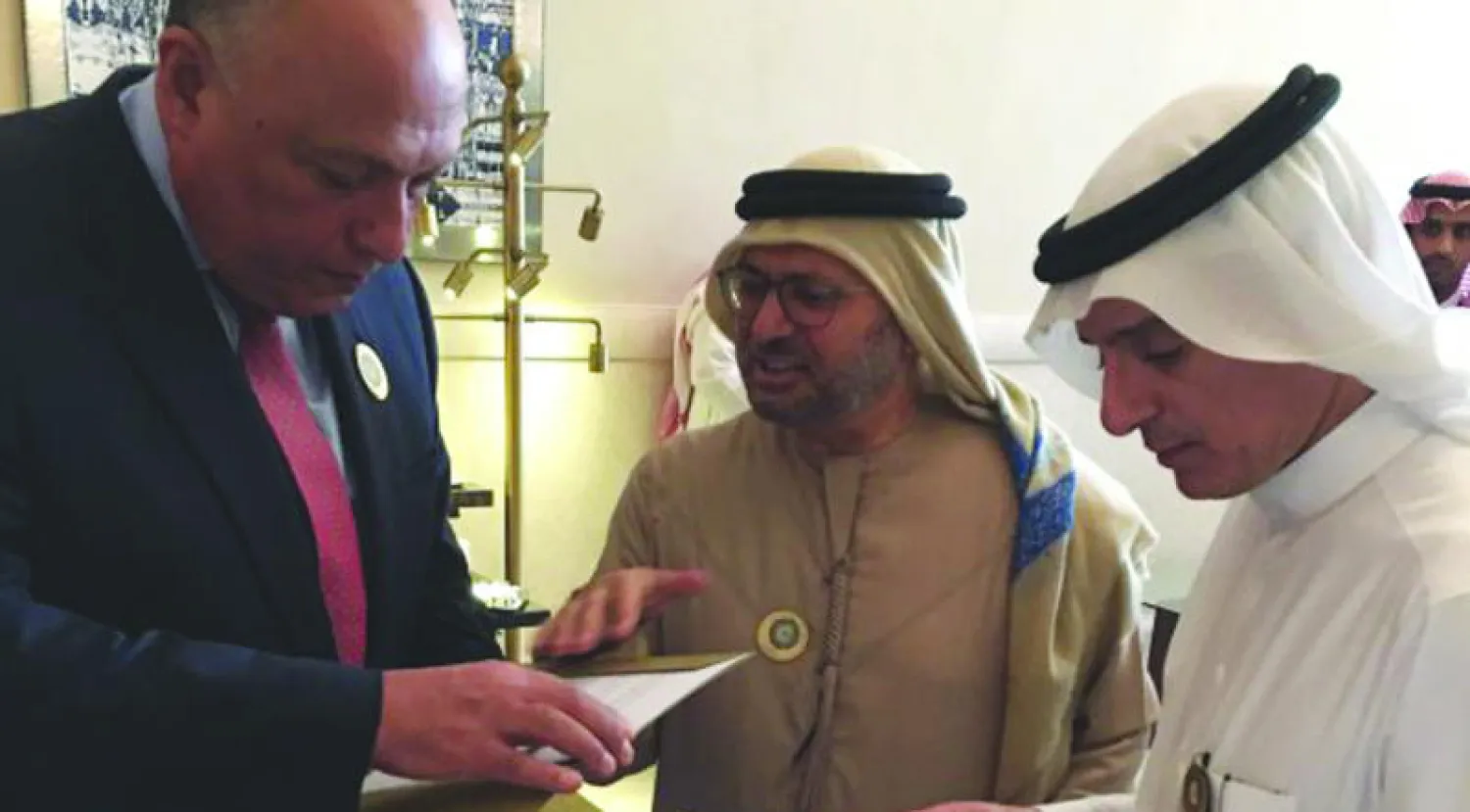 وزير الخارجية السعودي عادل الجبير مع وزير الشؤون الخارجية الإماراتي الدكتور أنور قرقاش ووزير الخارجية المصري  سامح شكري قبل بدء «الخلوة» الوزارية ({وزارة الخارجية السعودية})