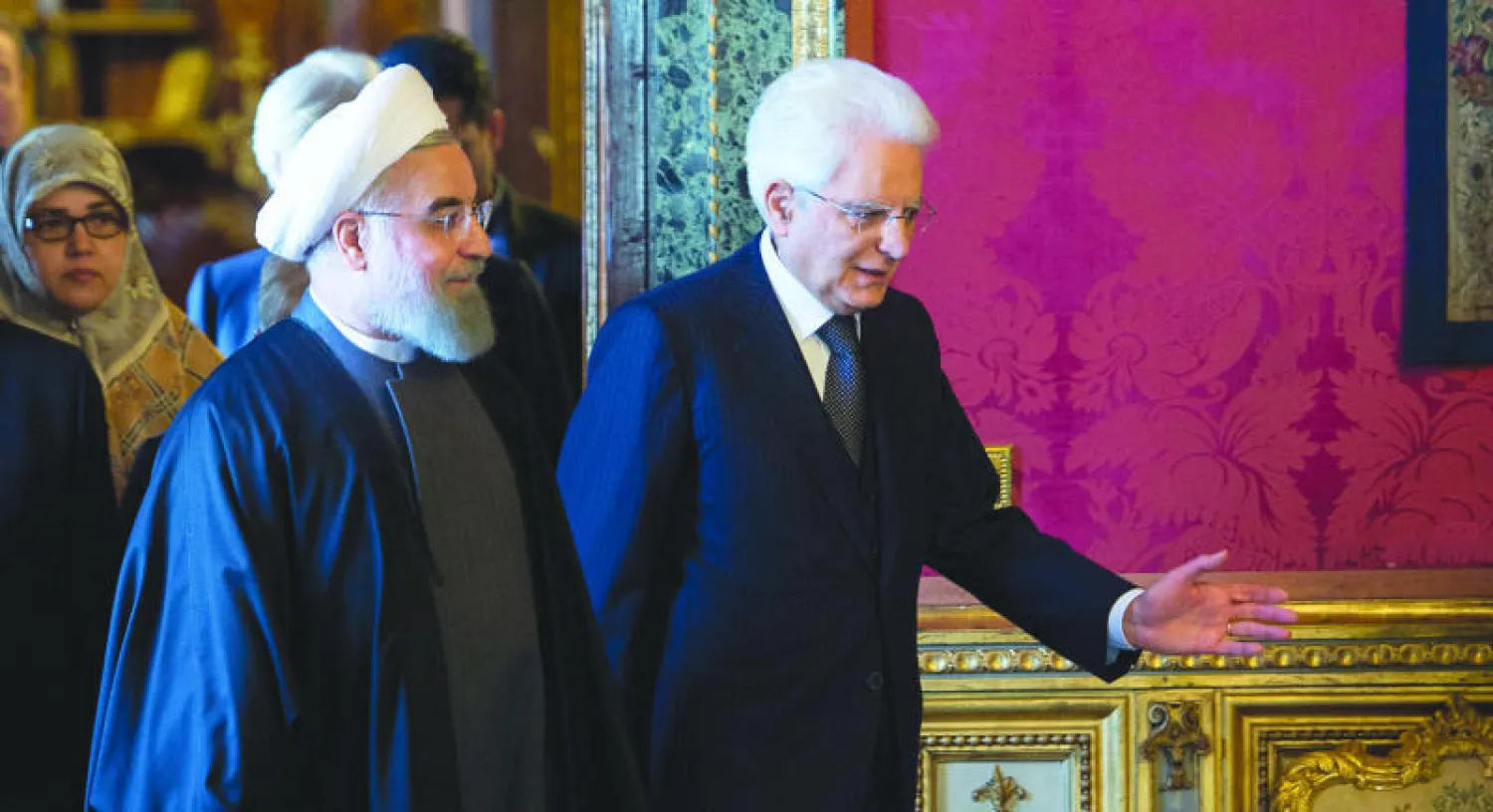 الرئيس الإيطالي سيرجيو ماتريلا يستقبل نظيره الإيراني حسن روحاني في القصر الرئاسي بروما أمس (أ.ف.ب)