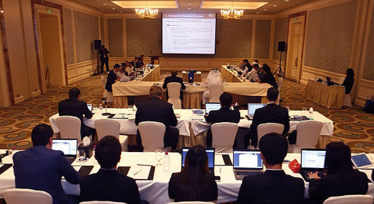 جانب من اجتماع لجنة المسابقات الآسيوية أمس