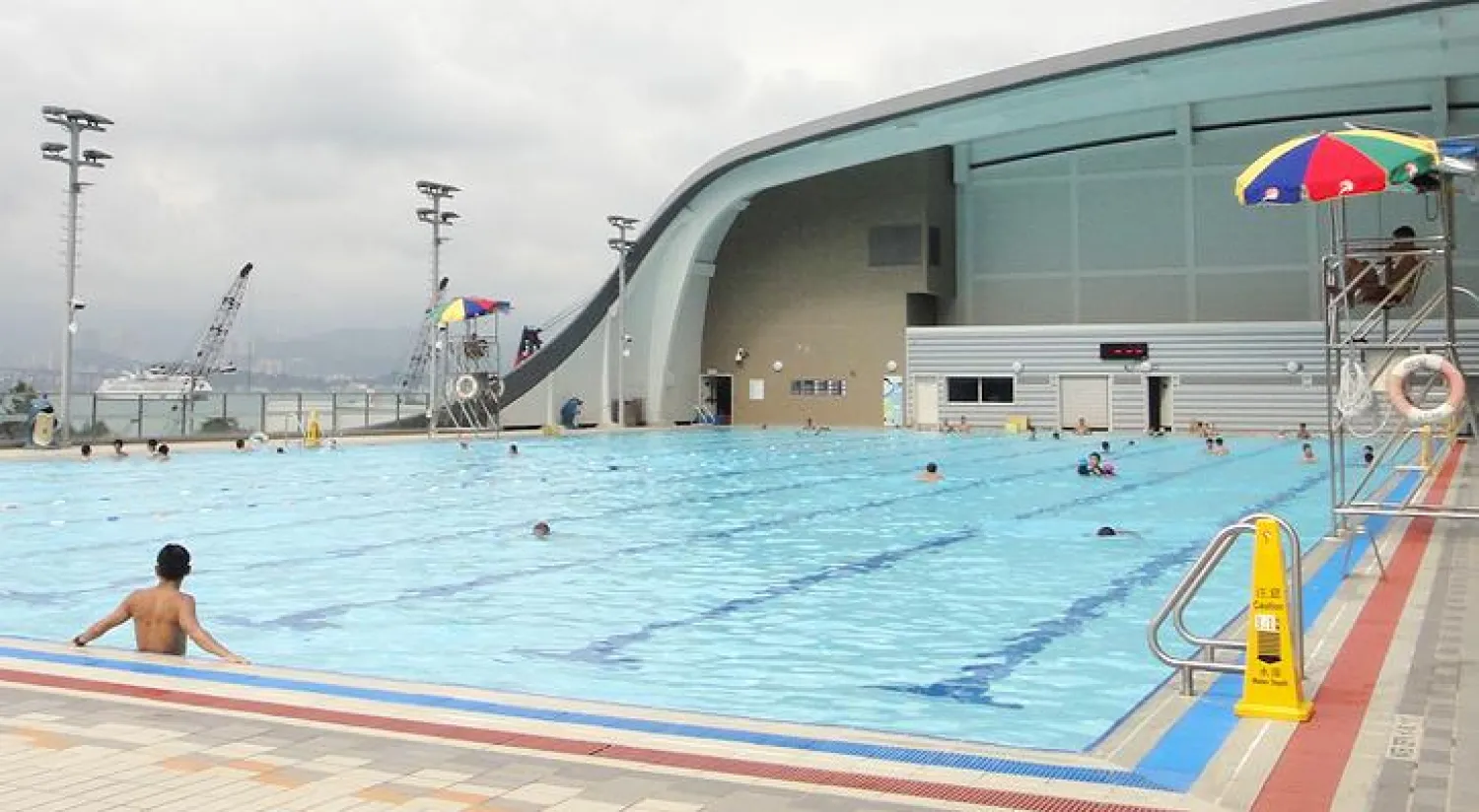 رئيس بلدية ببلجيكا يقترح حظر اللاجئين الذكور من ارتياد حمامات السباحة