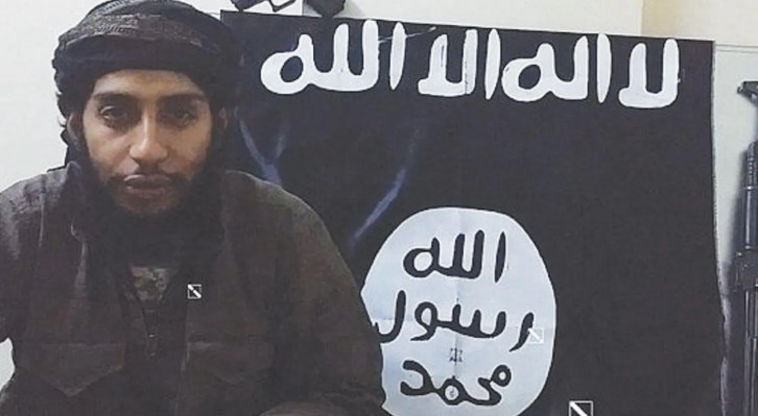 عبد الحميد أباعود العقل المدبر لتفجيرات باريس ظهر في شريط «داعش» من مركز «الحياة» أمس («الشرق الأوسط»)