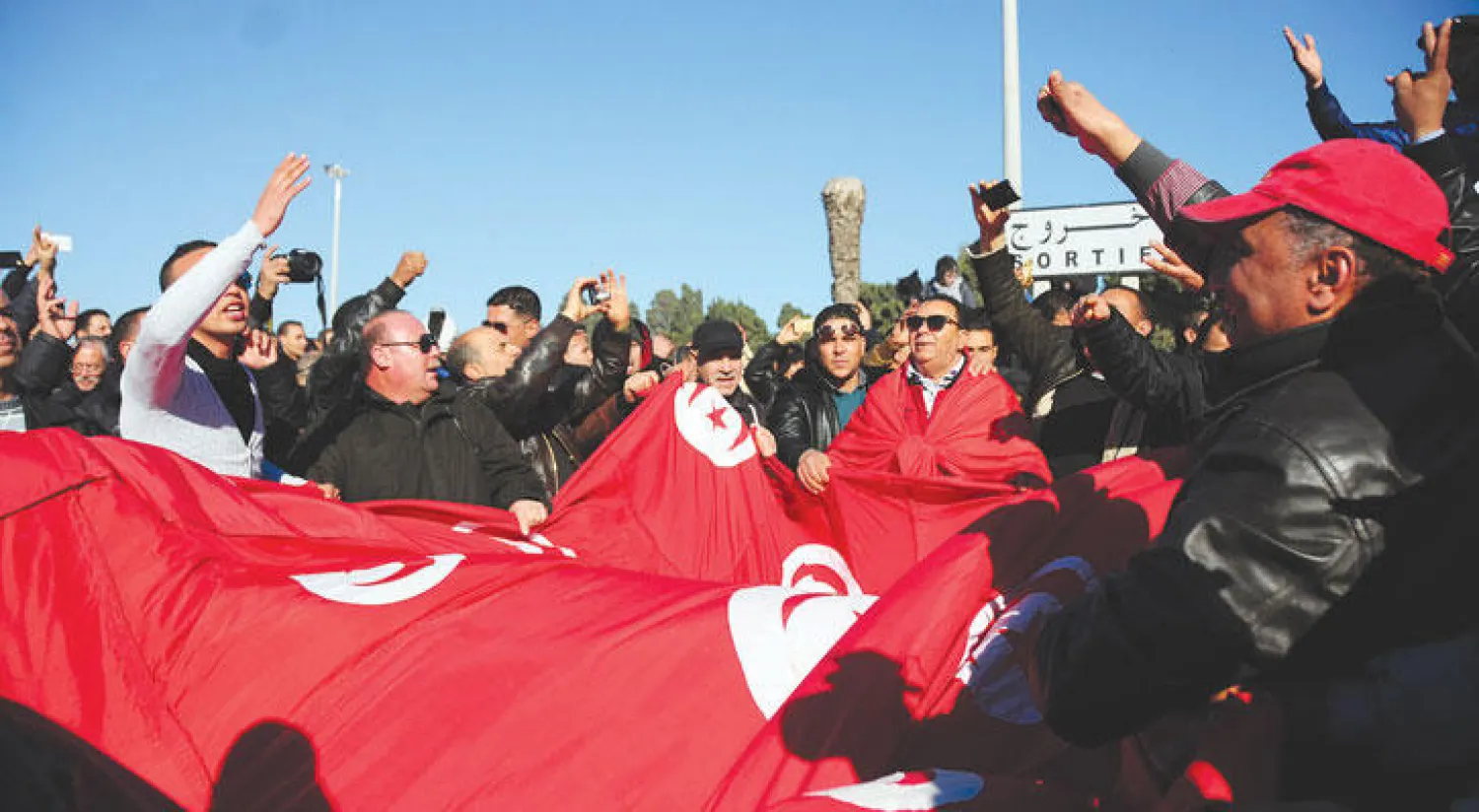 رجال شرطة تونسيون يتظاهرون خارج قصر قرطاج بالعاصمة أمس احتجاجًا على تدنّي الأجور (إ. ب. أ)