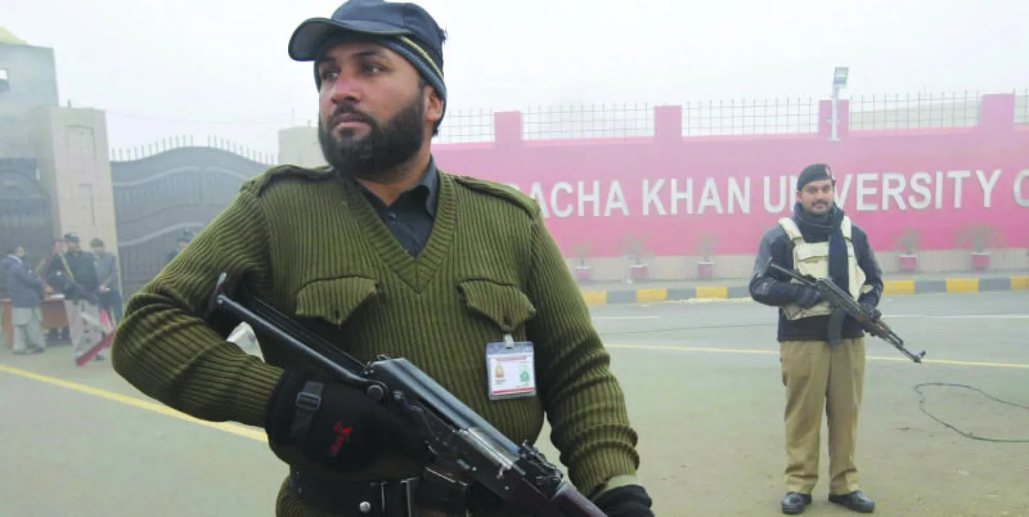 إجراءات أمنية مشددة خارج جامعة باتشا خان في بيشاور عقب الهجوم الدامي لطالبان «إ.ب.أ»