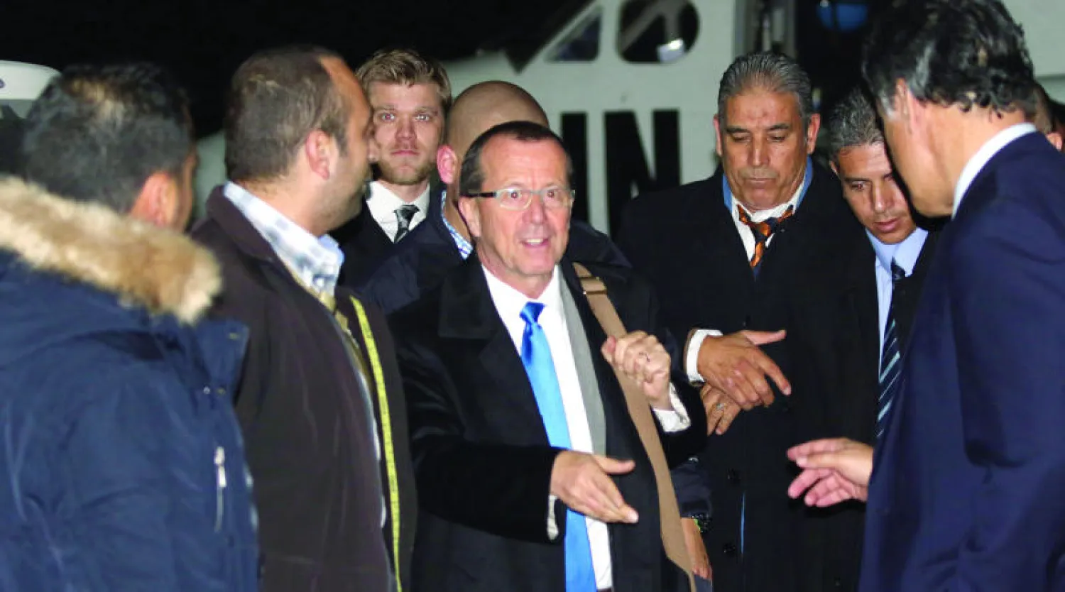 المبعوث الأممي مارثن كوبلر خلال لقائه الأخير مع عدد من المسؤولين الليبيين (أ.ف.ب)