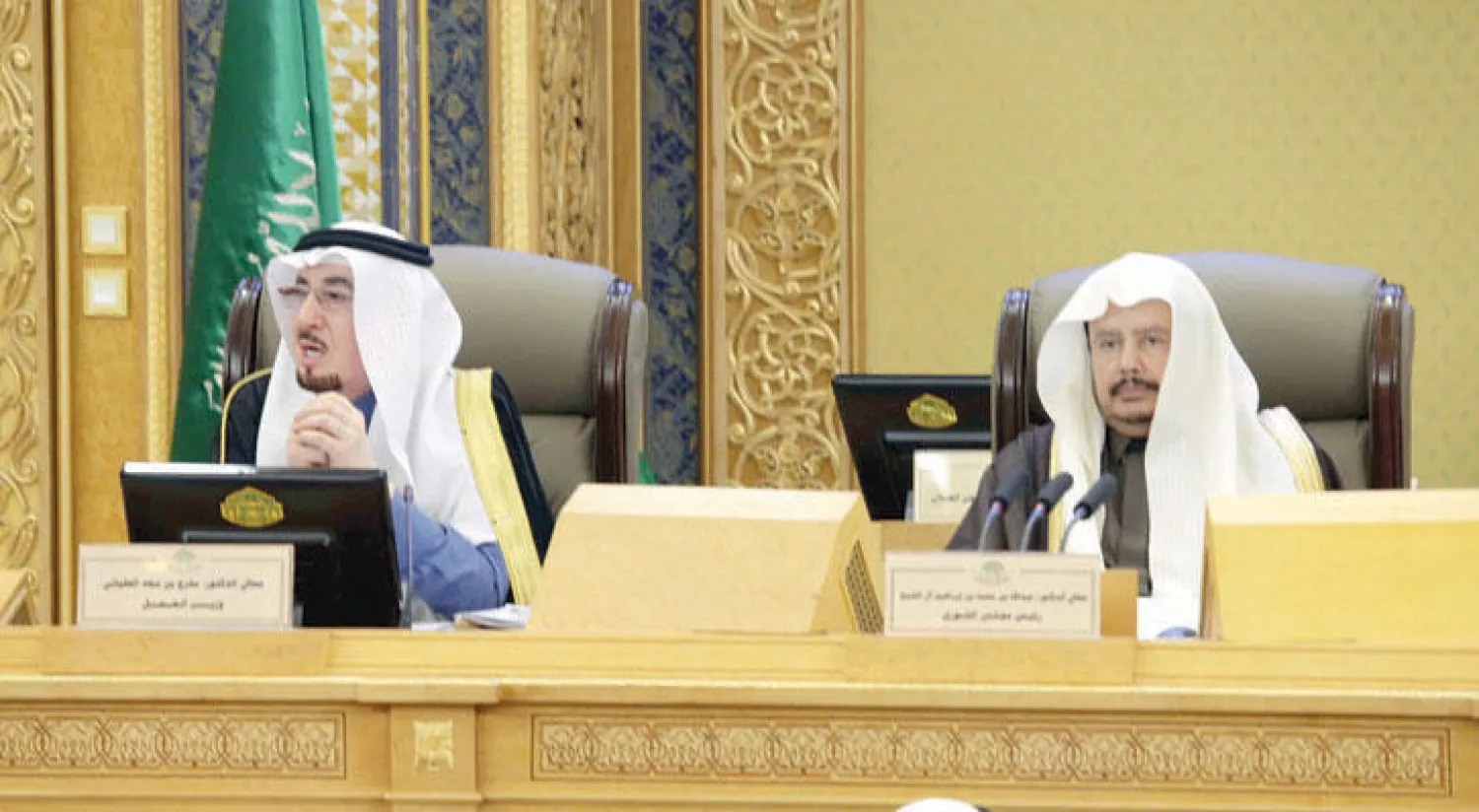 وزير العمل (يسار) خلال حضوره جلسة {الشورى} ويظهر رئيس المجلس ({الشرق الأوسط})