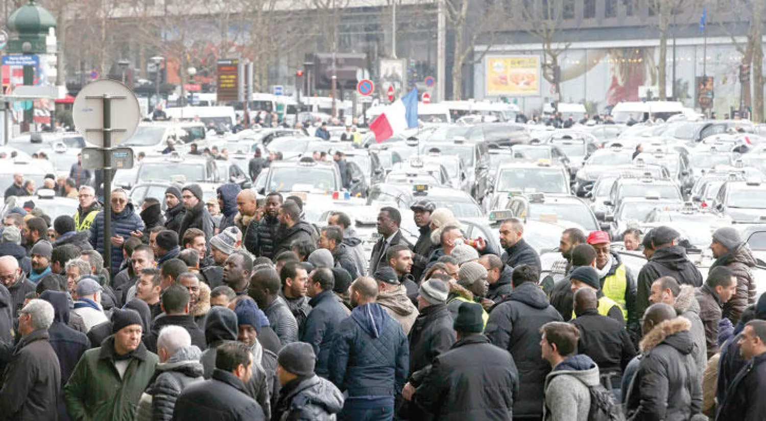 جانب من إضراب سائقي سيارات الأجرة في باريس أمس (رويترز)