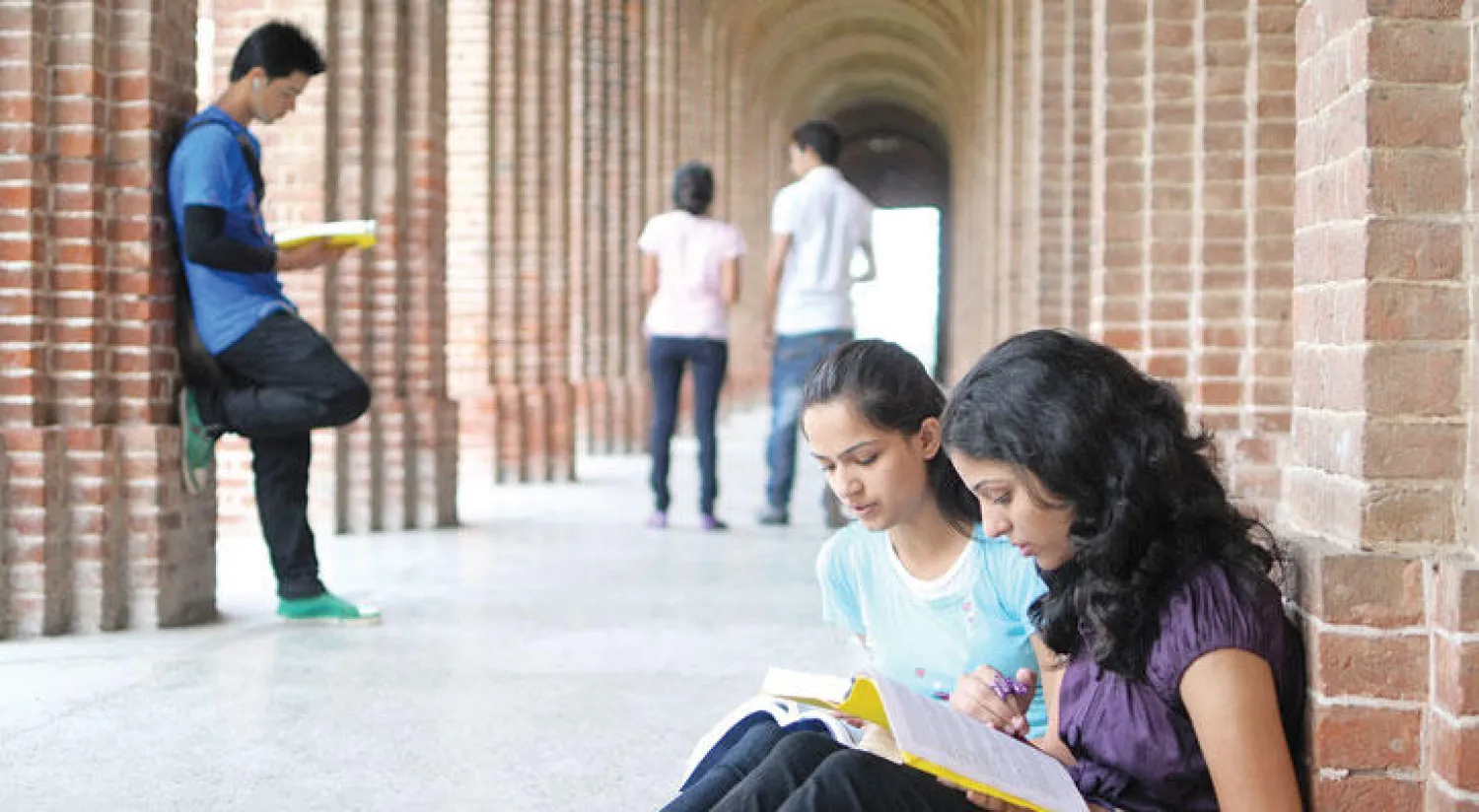 هاجس الامتحانات وكثرة الواجبات يدفعان العديد من طلاب الهند إلى الانتحار