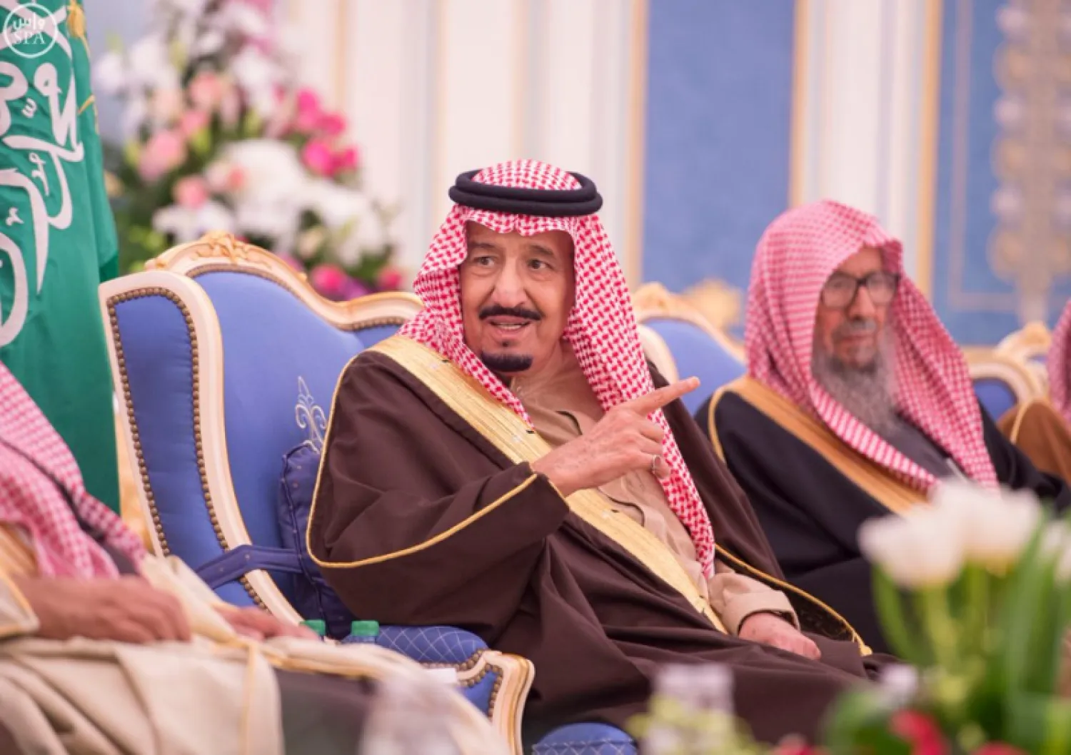 خادم الحرمين يستقبل عددا من الأمراء والعلماء وجموعا من المواطنين