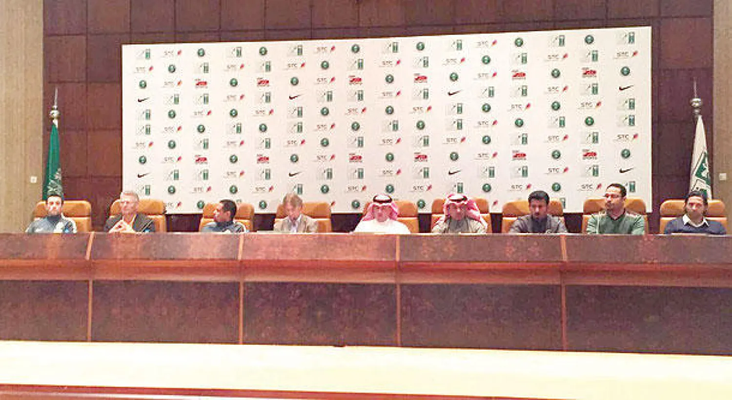 جانب من المؤتمر الصحافي أمس للبلجيكي يان مع مسؤولين آخرين («الشرق الأوسط»)