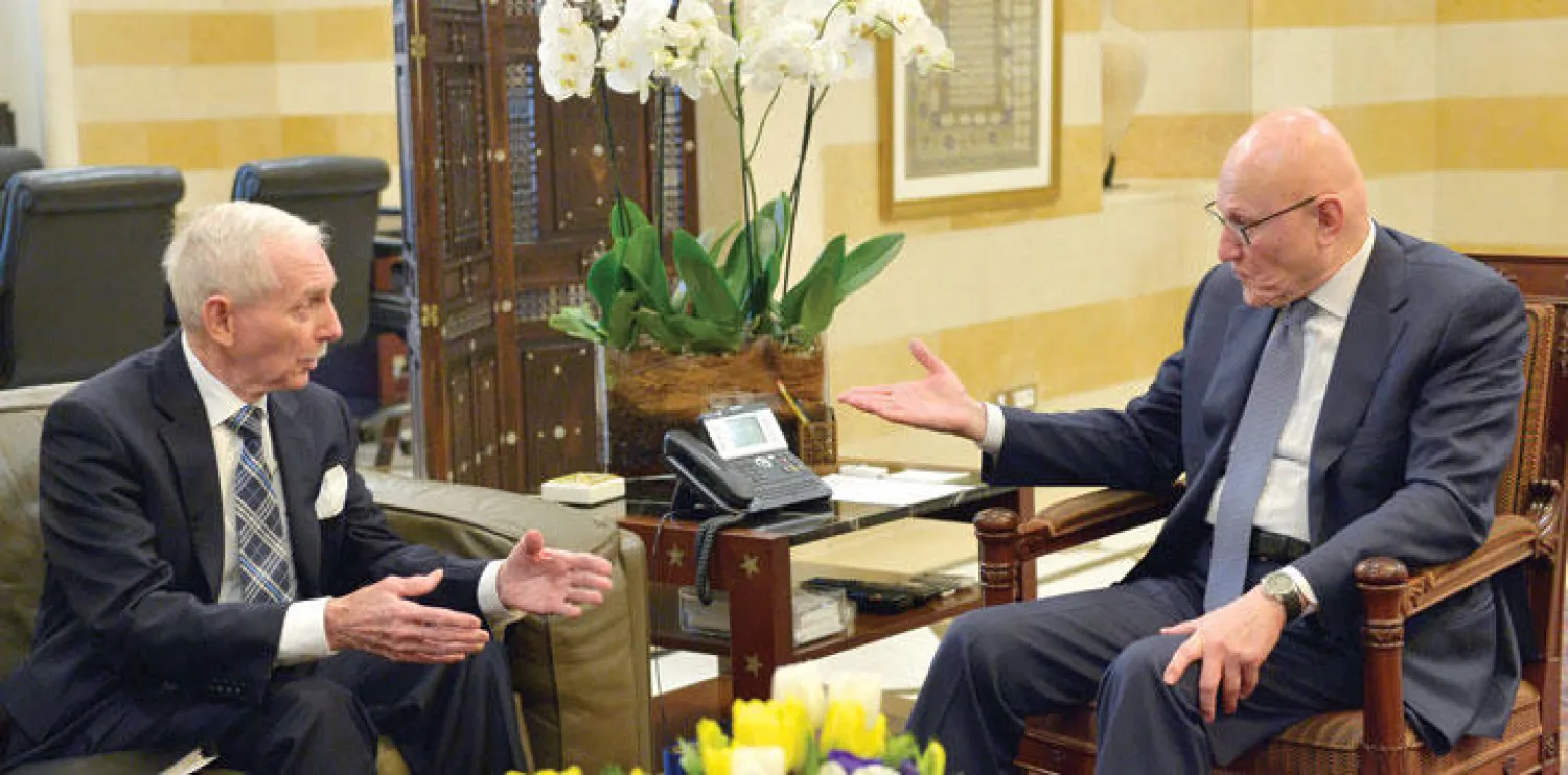 رئيس الحكومة اللبنانية تمام سلام لدى استقباله أمس في بيروت ويليام لايسي سوينغ المدير العام للمنظمة الدولية للهجرة الذي يقوم بزيارة قصيرة تستغرق يومين للبنان (إ.ب.أ)