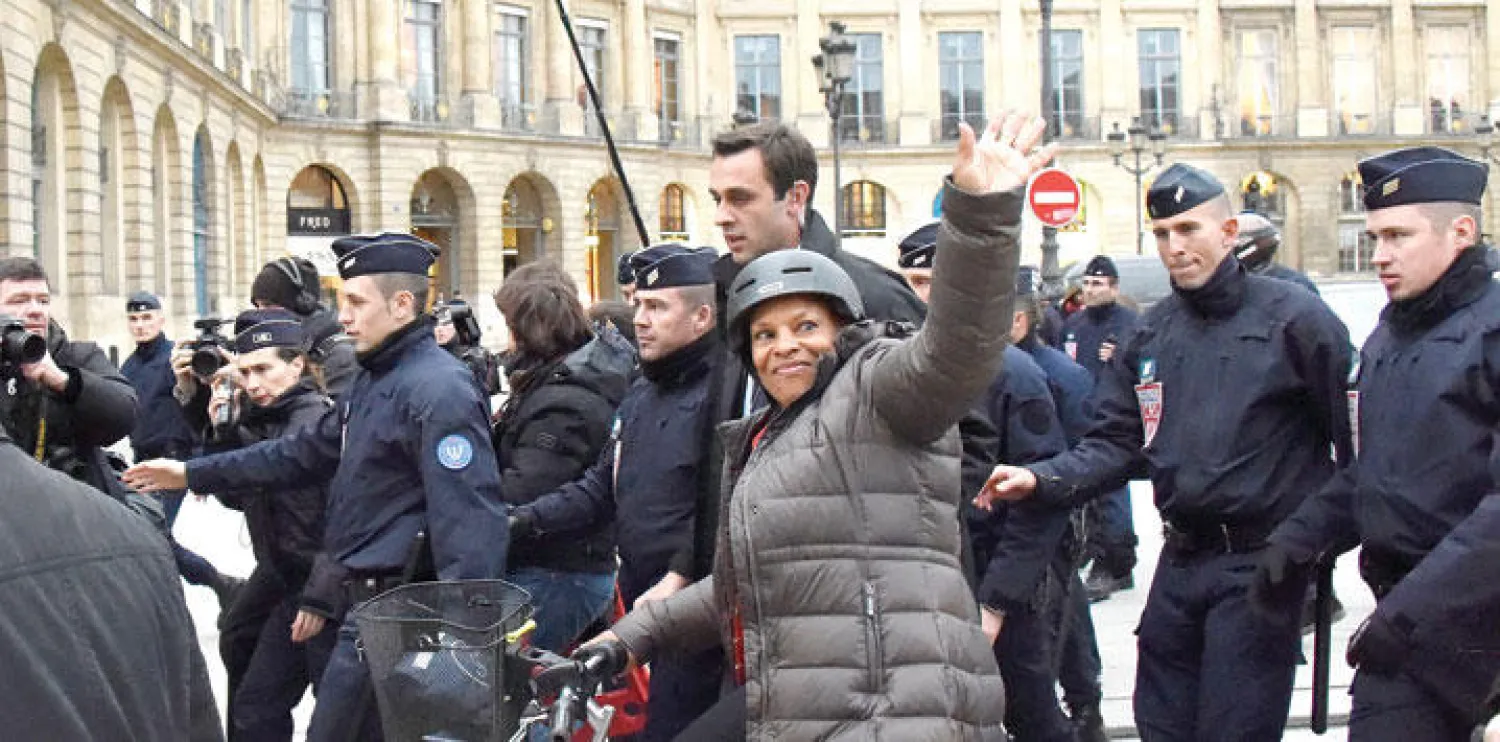 وزيرة العدل  كريستيان توبيرا تغادر وزارة العدل في باريس بعد تقديم استقالتها أمس (أ.ف.ب)