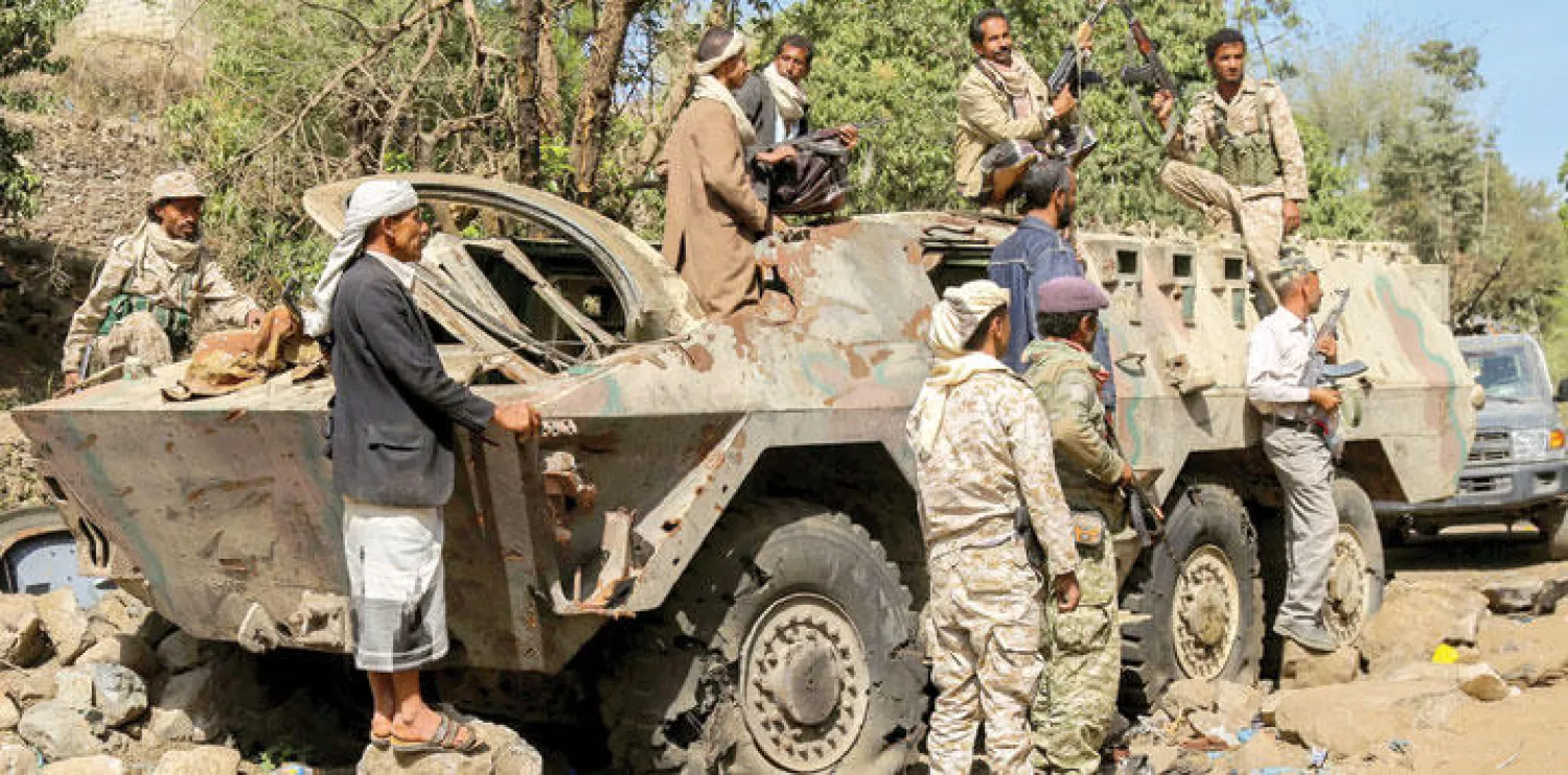 رجال القبائل من لجان المقاومة الشعبية الموالية للرئيس عبدربه منصور هادي قريبا من المدينة المحاصرة تعز (أ.ف.ب)