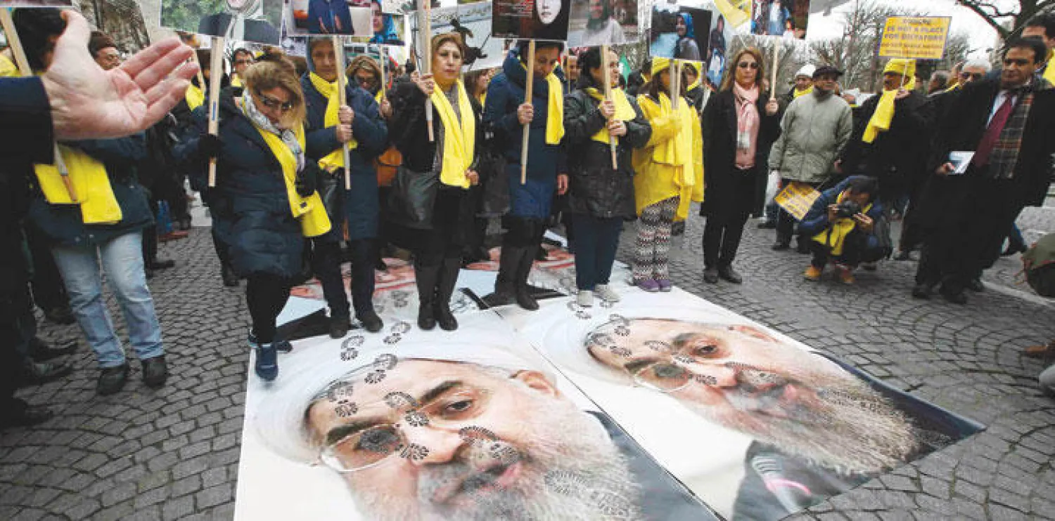 إيرانيون يتظاهرون في باريس ضد زيارة الرئيس روحاني إلى فرنسا أمس ({رويترز})