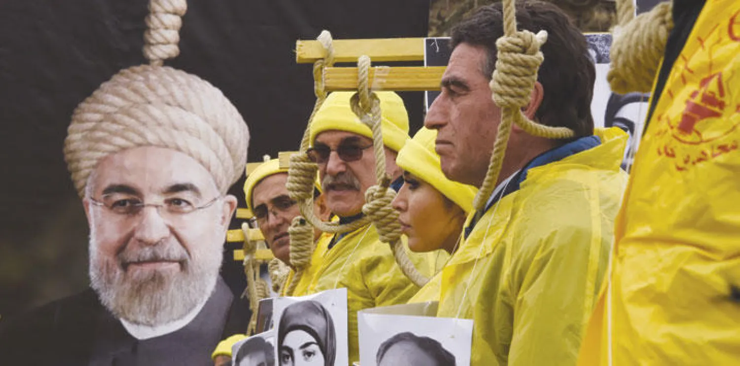 جانب من مظاهرة نظمت في باريس أمس تنديداً بتزايد حالات تنفيذ أحكام الإعدام في إيران (أ.ف.ب)