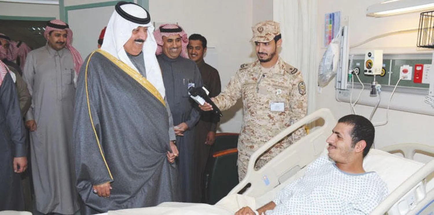 الأمير متعب بن عبد الله خلال زيارته للمصابين من قوات الحرس الوطني بمدينة الملك عبد العزيز الطبية بالرياض أمس  (واس)