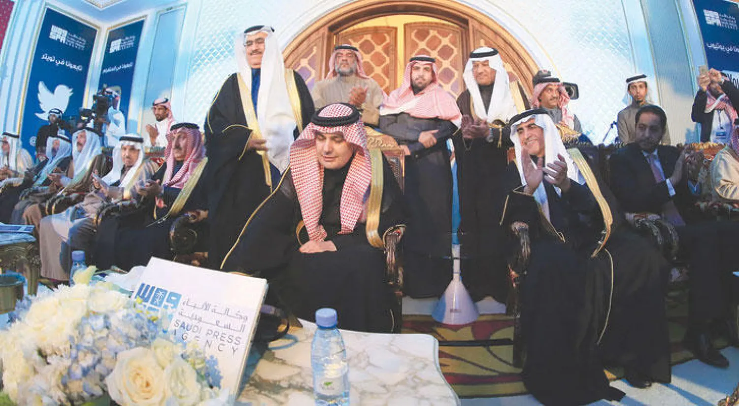 وزير الإعلام السعودي لدى تدشينه البوابة الإلكترونية والهوية الجديدة لوكالة الأنباء السعودية في العاصمة الرياض أمس.. ويبدو الدكتور عزام الدخيل المستشار بالديوان الملكي  - تصوير: علي العريفي