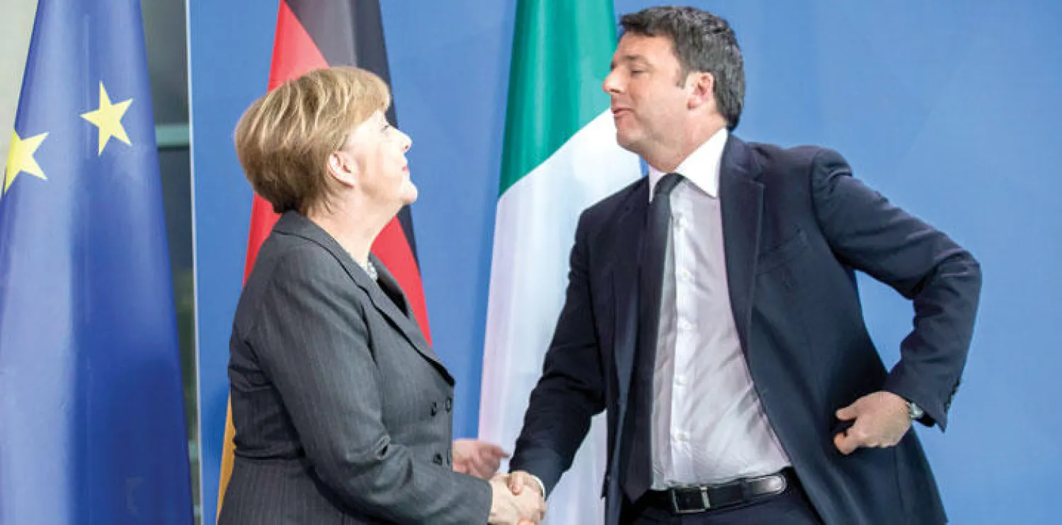 المستشارة الألمانية أنجيلا ميركل خلال استقبالها أمس في برلين رئيس الوزراء الإيطالي ماتيو رينزي (إ.ب.أ)