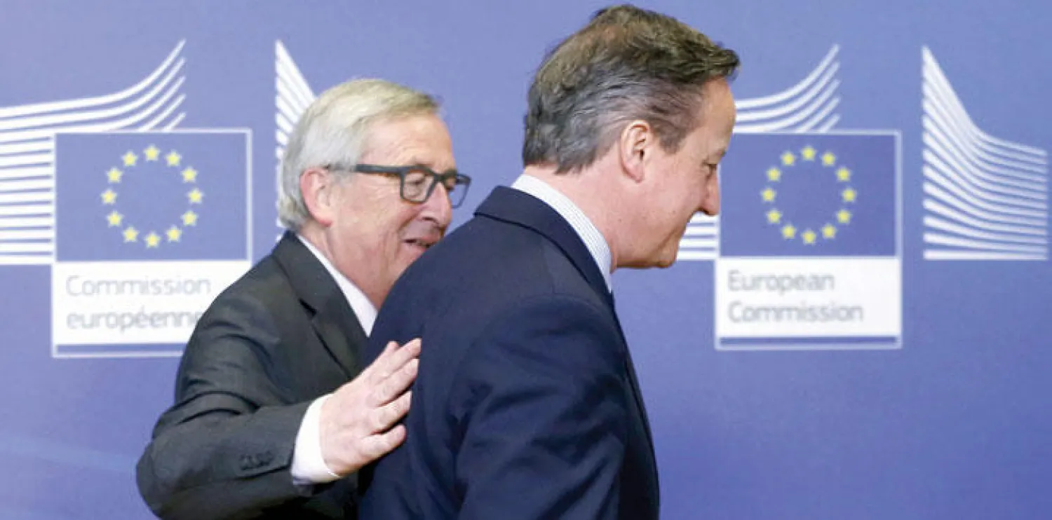 رئيس الوزراء البريطاني ديفيد كاميرون مع رئيس المفوضية الأوروبية جان كلود يونكر في بروكسل أمس (رويترز)