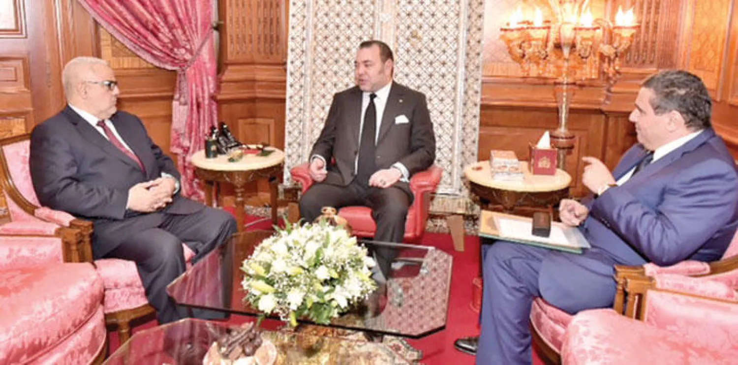 العاهل المغربي الملك محمد السادس خلال استقباله رئيس الحكومة عبد الإله ابن كيران وعزيز أخنوش وزير الفلاحة والصيد البحري في القصر الملكي بالدار البيضاء أول من أمس (ماب)