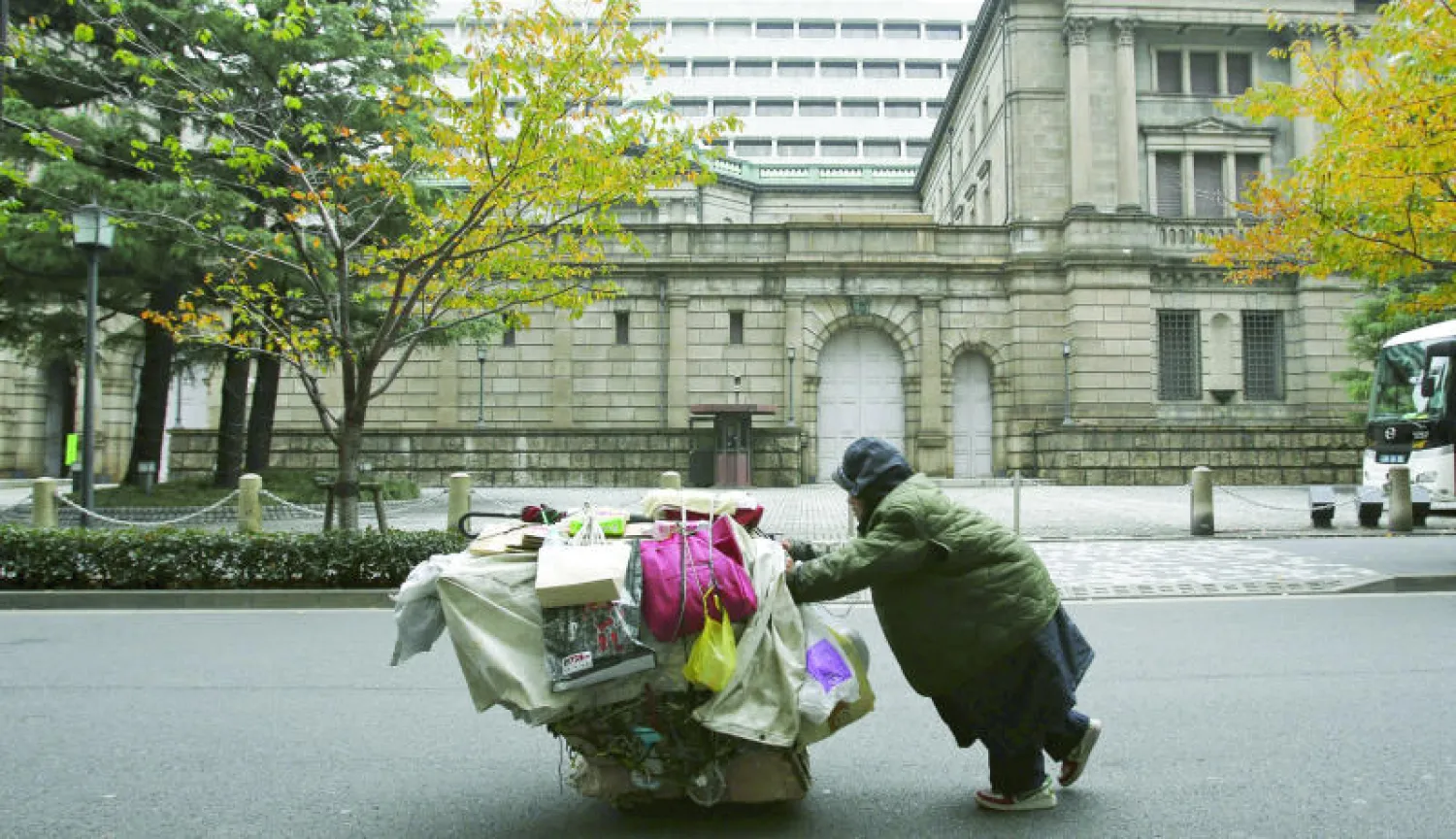 الين الياباني اتجه لتسجيل أكبر هبوط يومي أمام الدولار في أكثر من عام في نهاية تداولات الأسبوع (رويترز)