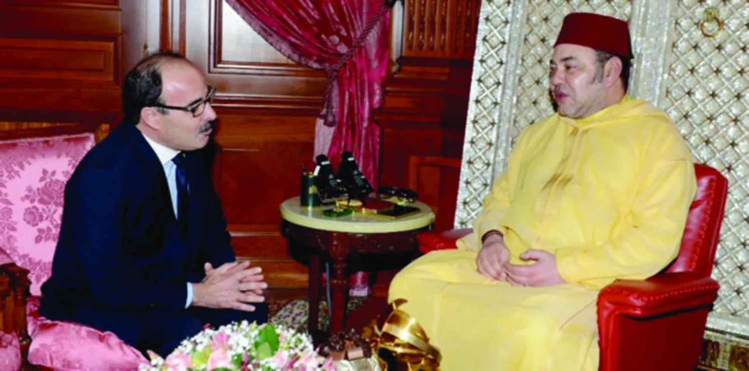 العاهل المغربي الملك محمد السادس خلال استقباله أمس إلياس العماري الأمين العام الجديد لحزب الأصالة والمعاصرة المعارض بالقصر الملكي بالدار البيضاء (ماب)