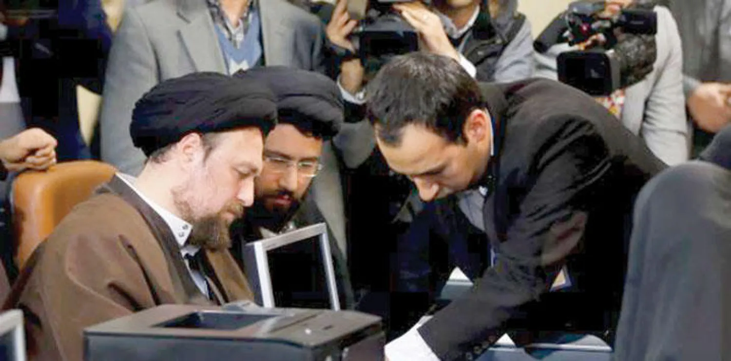 حفيد الخميني، حسن الخميني، عند تقديمه أوراق ترشحه لانتخابات مجلس خبراء القيادة في ديسمبر الماضي (رويترز)