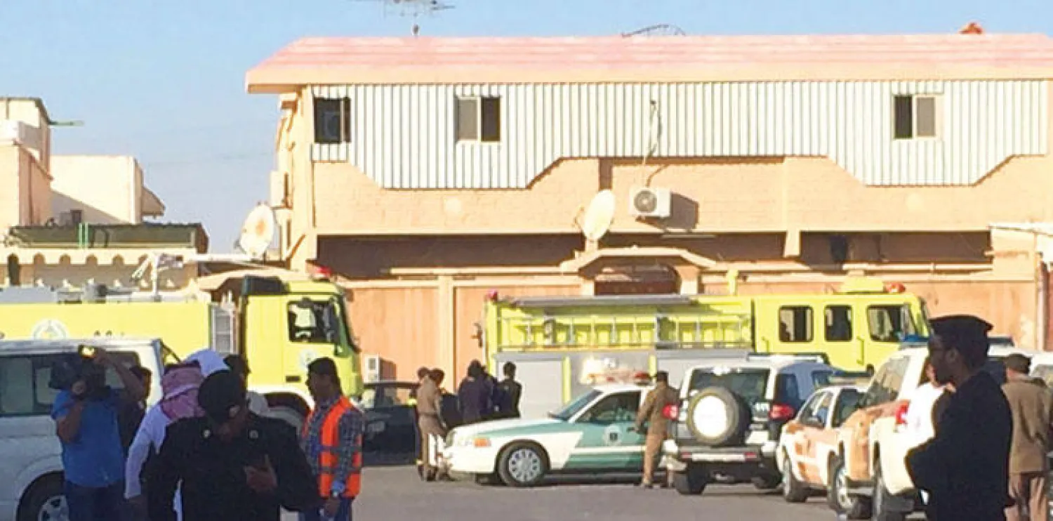 جانب من عمليات التحري الأمنية عقب الحادثة الإرهابية في الأحساء أمس تصوير علي القطان