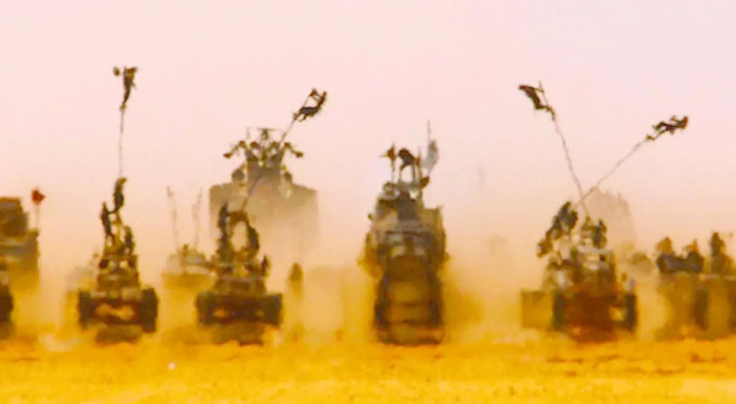 من فيلم «ماد ماكس: طريق الغضب»: قافلة الصحراء قادمة