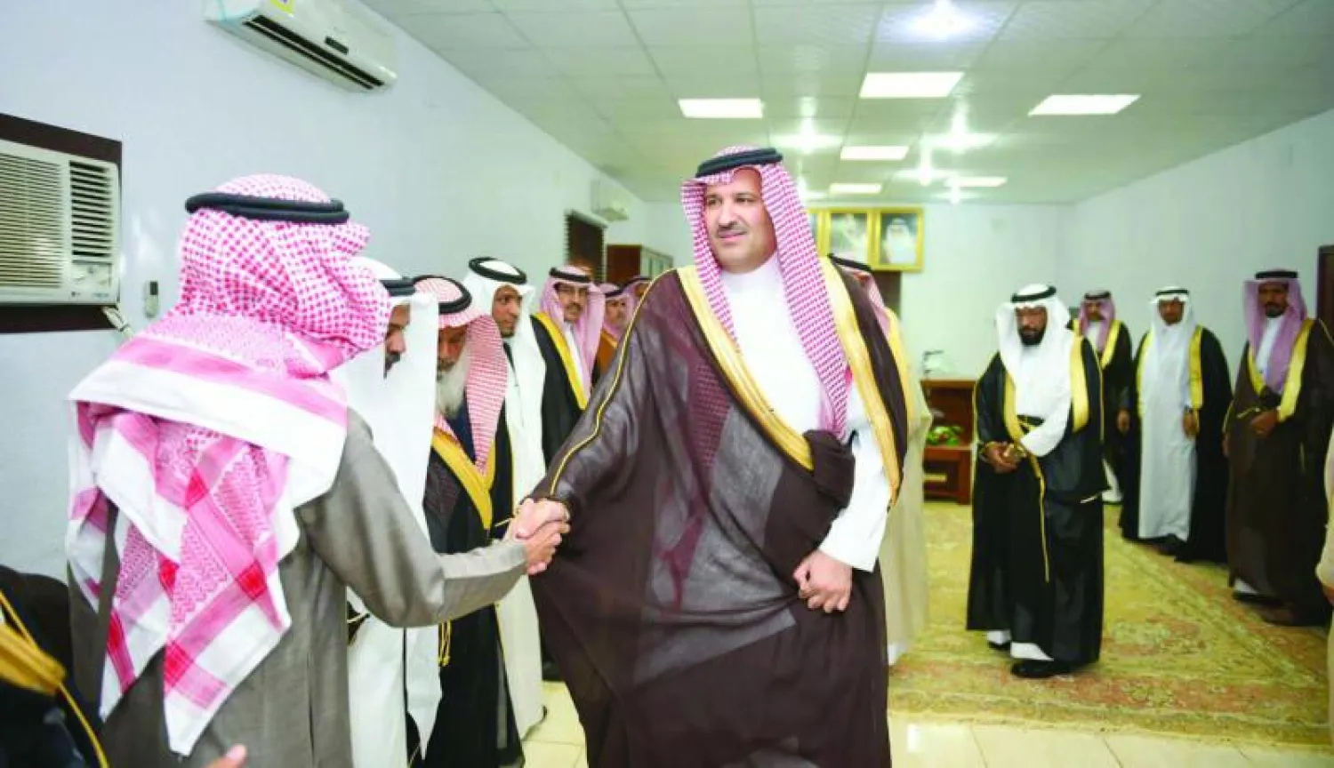 الأمير فيصل بن سلمان بن عبد العزيز أمير منطقة المدينة المنورة خلال افتتاح عدد من المشروعات التنموية والخدمية بمحافظة العيص (واس)