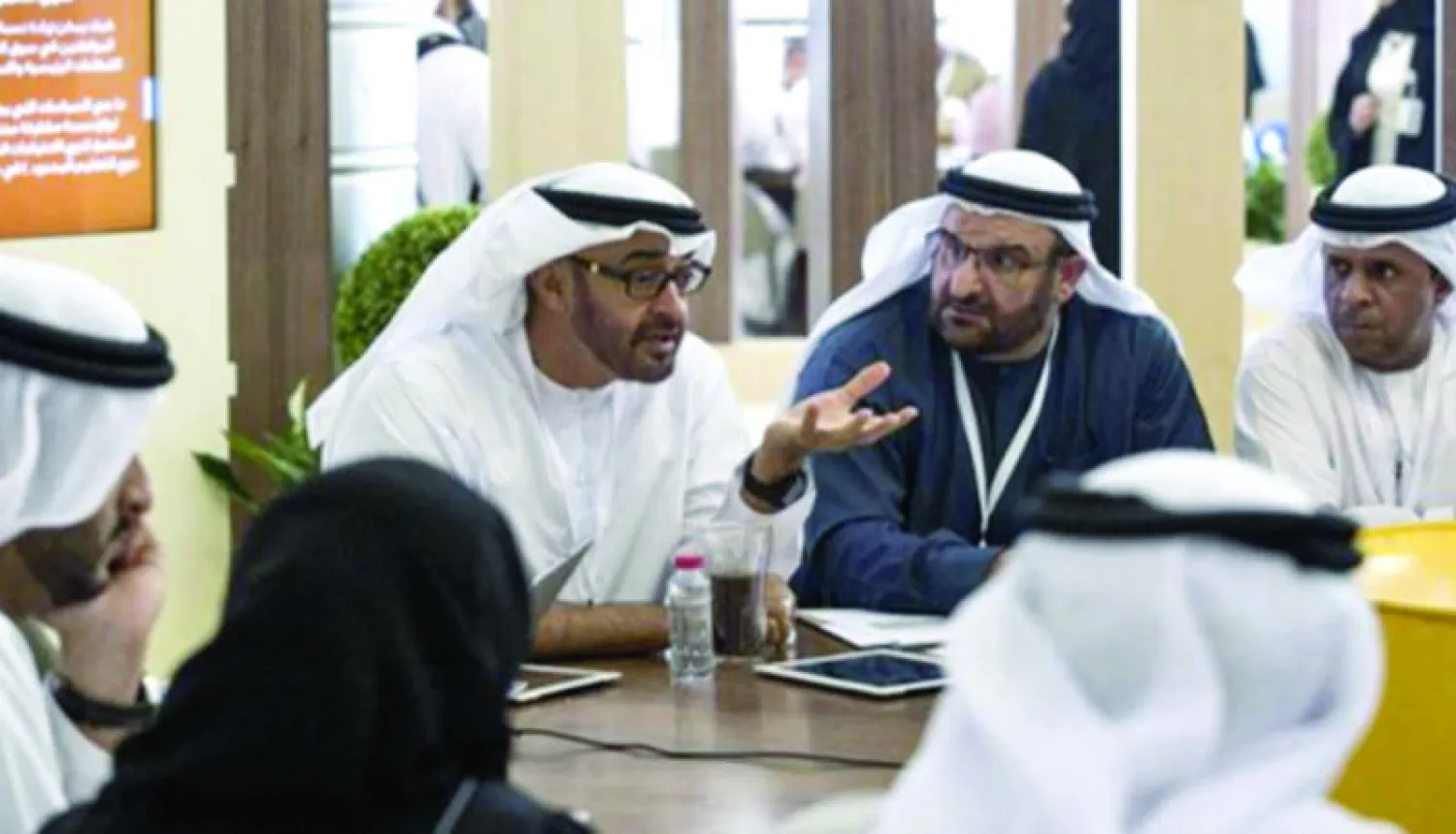 الشيخ محمد بن زايد خلال مشاركته في «الخلوة الوزارية» أمس في دبي (وام)