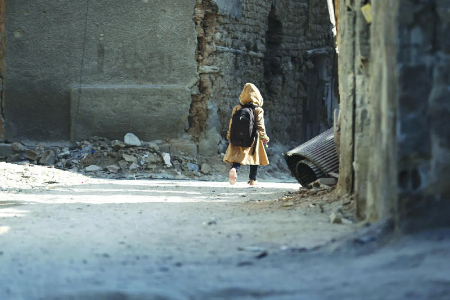 صورة لمتطوعين يعملون مع أطفال بلدة دوما قرب دمشق المحاصرة من قبل النظام وفي مركو «بكرة أحلى» المعني بالدعم النفسي للأهالي (إ.ب.أ)