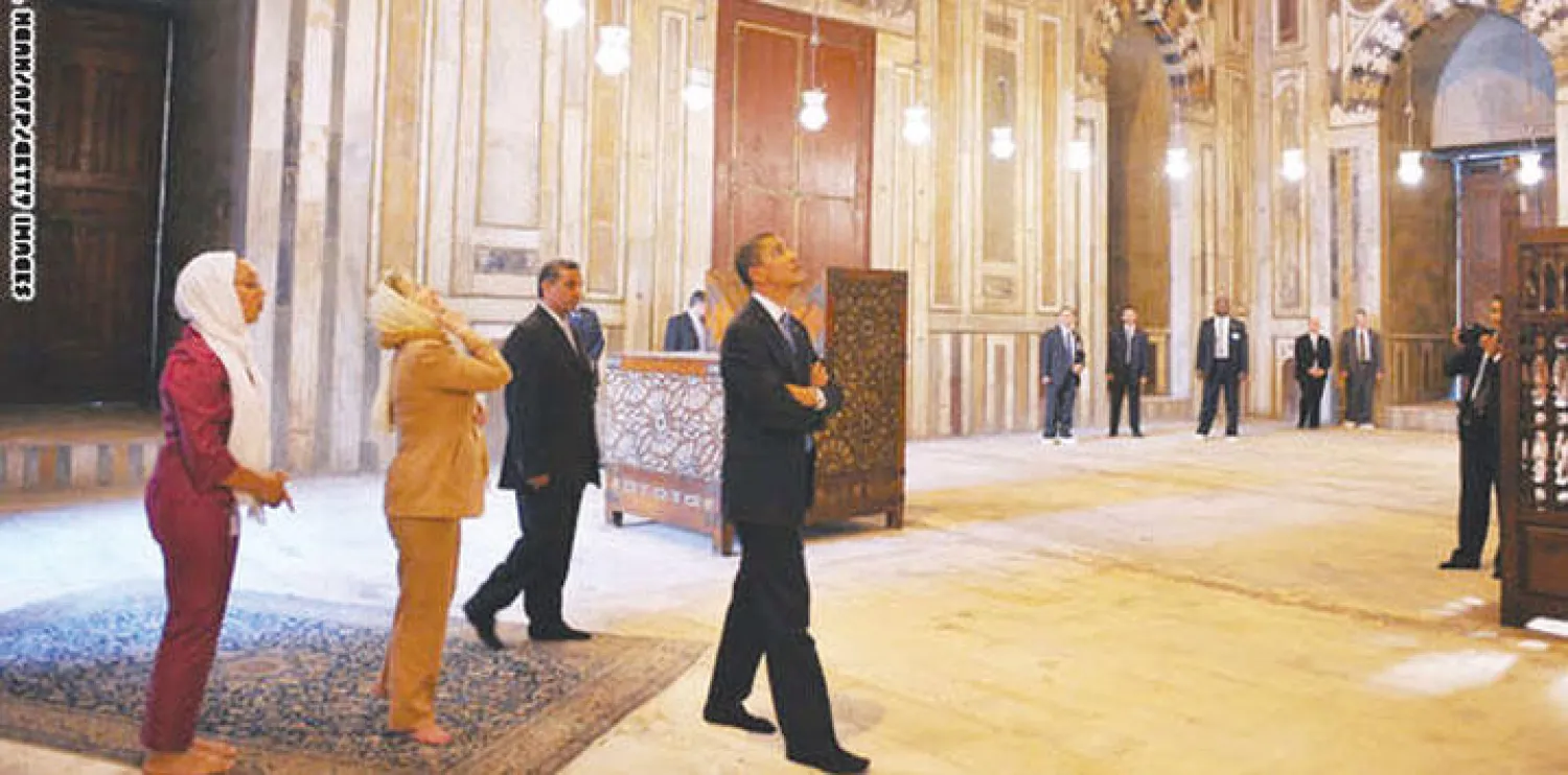 الرئيس الأميركي خلال زيارته لمسجد السلطان حسن في القاهرة («الشرق الأوسط»)